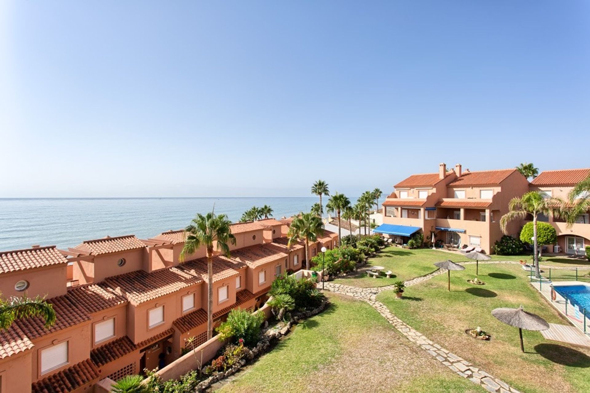 Condominium in Estepona, Andalucía 10743142