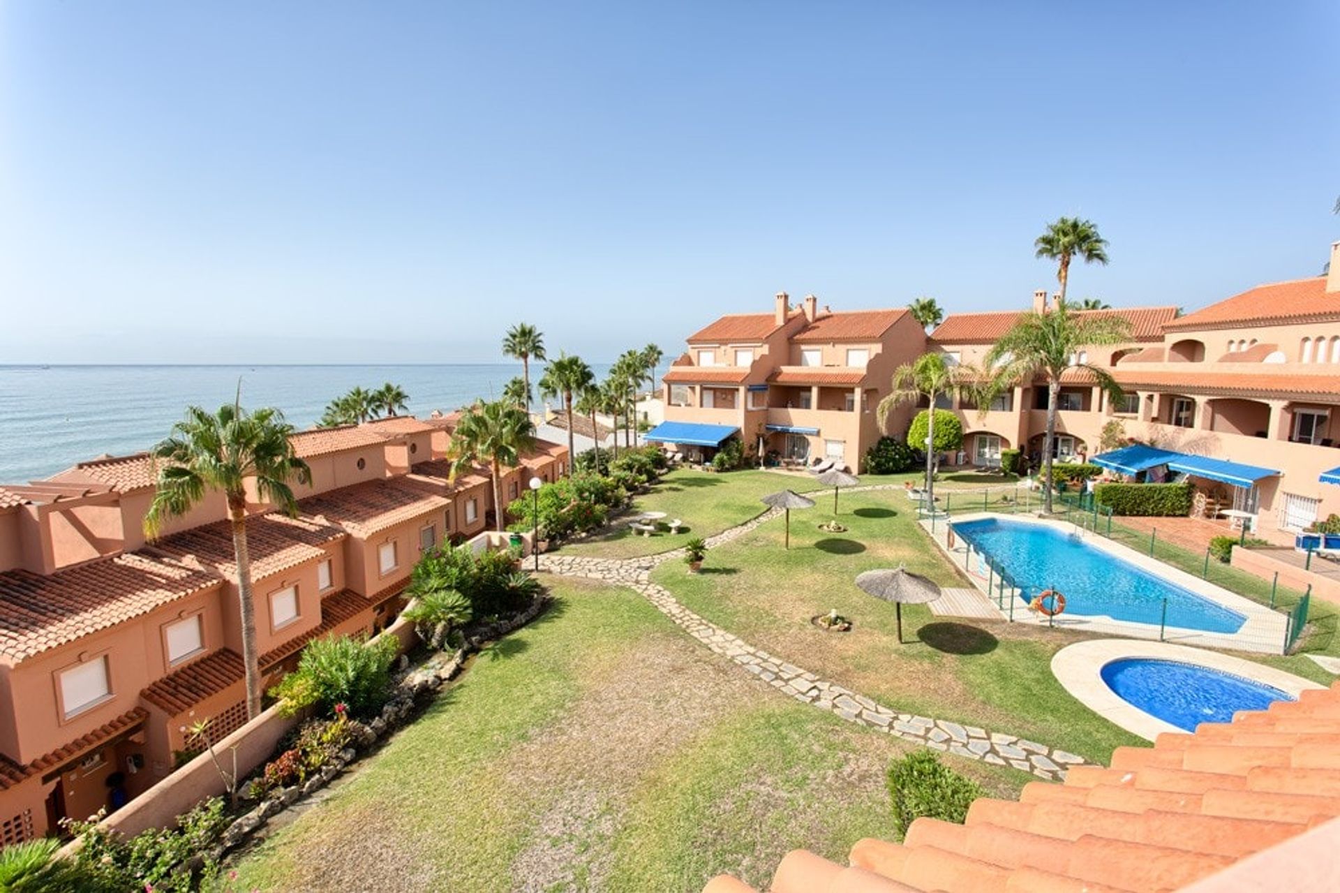 Condominium in Estepona, Andalucía 10743142