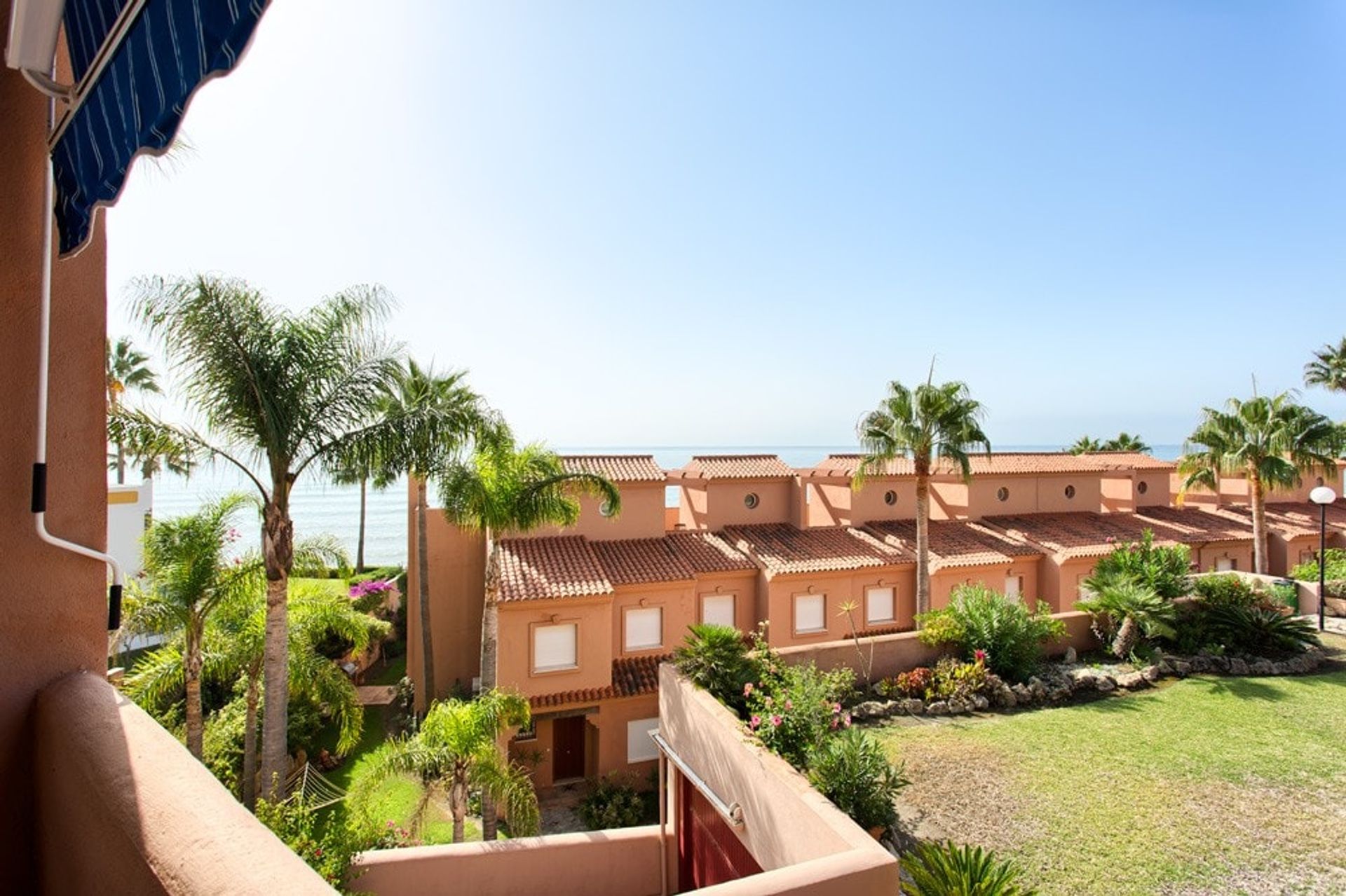 Condominium in Estepona, Andalucía 10743142