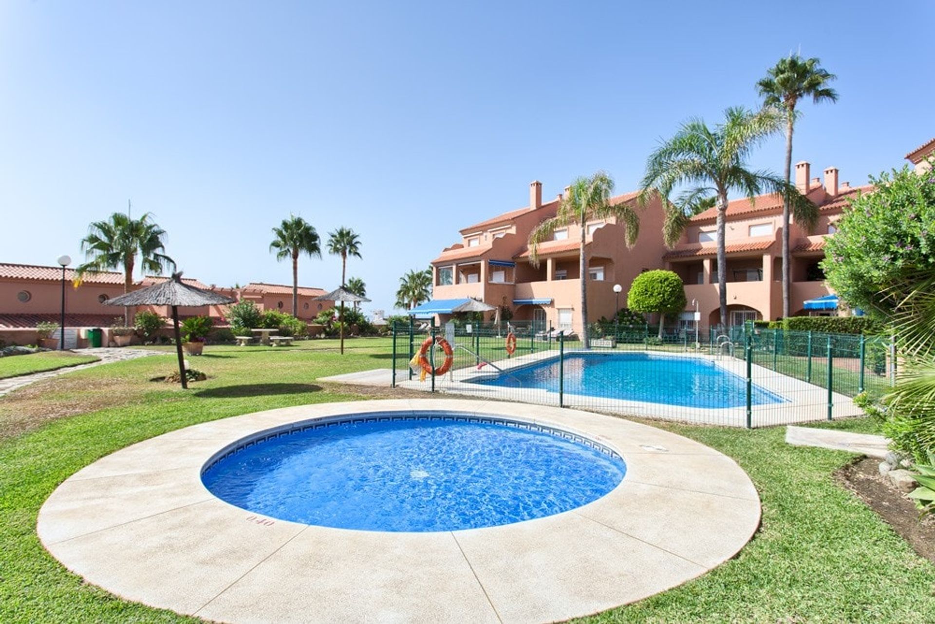 Condominium in Estepona, Andalucía 10743142