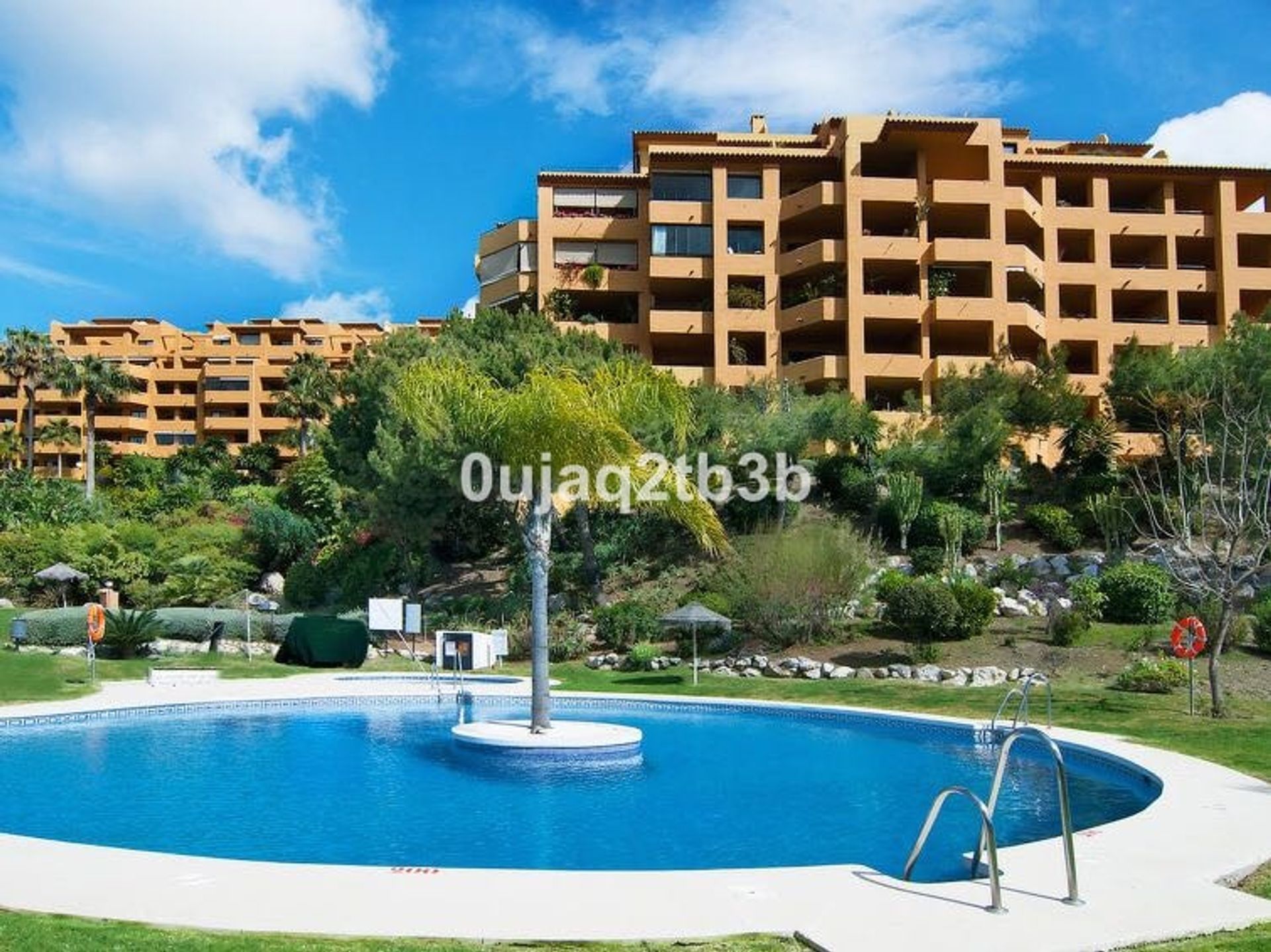 Condominium in Estepona, Andalucía 10751450