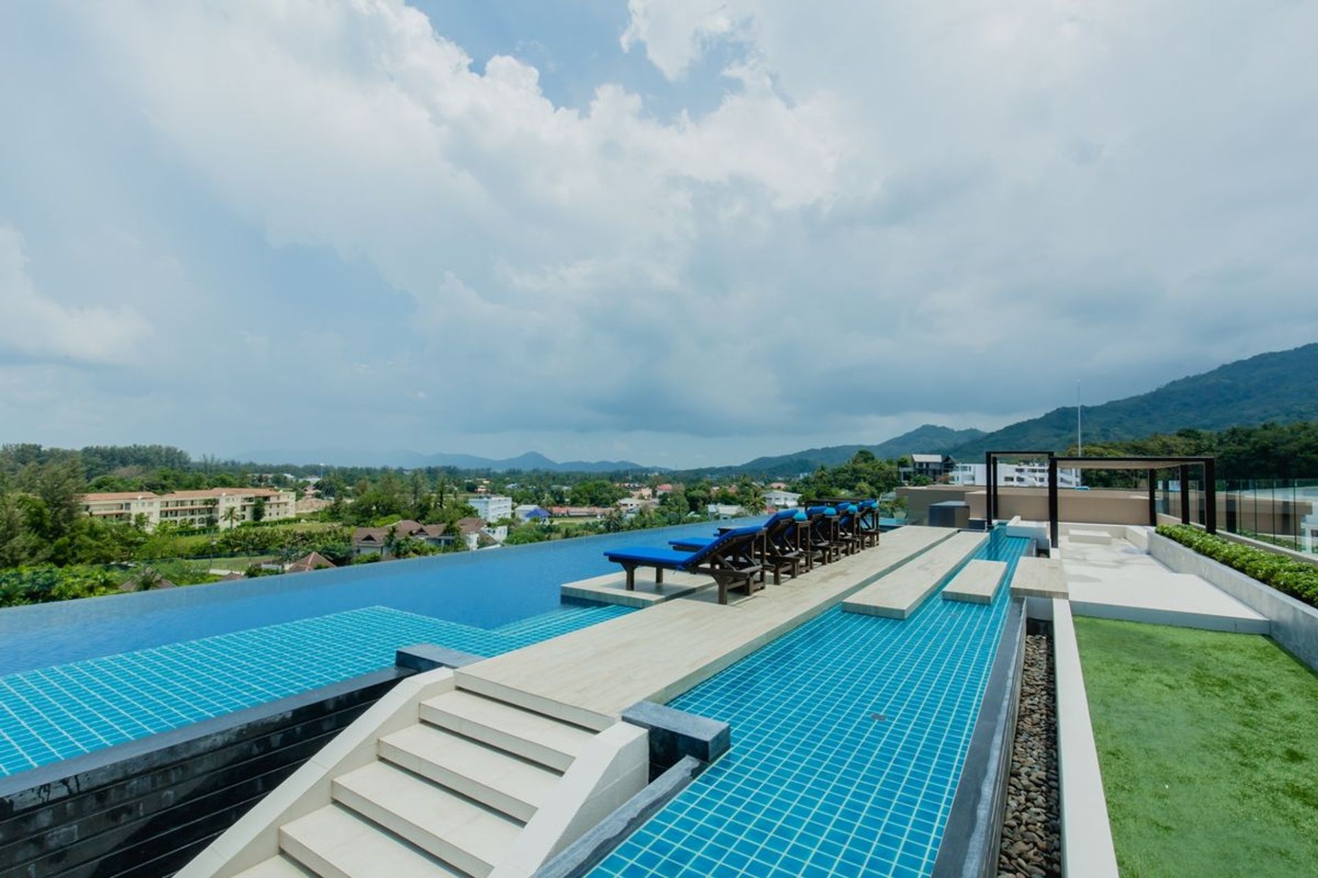 Condominium in Tambon Choeng Thale, Chang Wat Phuket 10760029