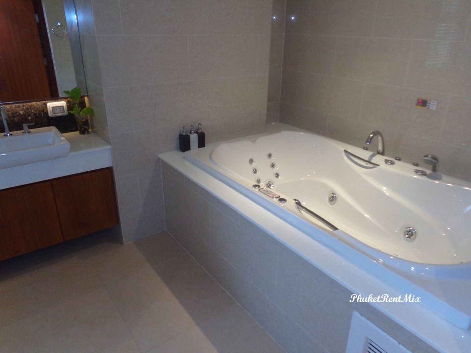 Condominio nel Tambon Patong, Chang Wat Phuket 10760098