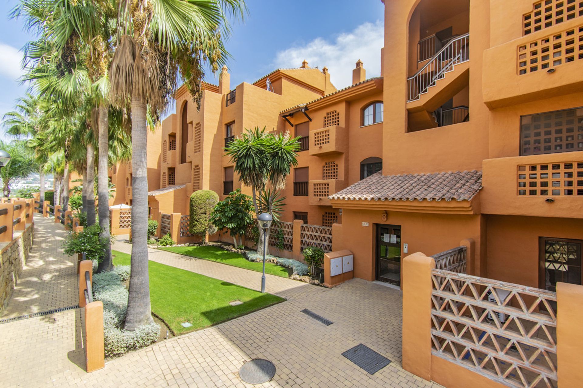 Condominium in Benahavis, Andalusia 10761296