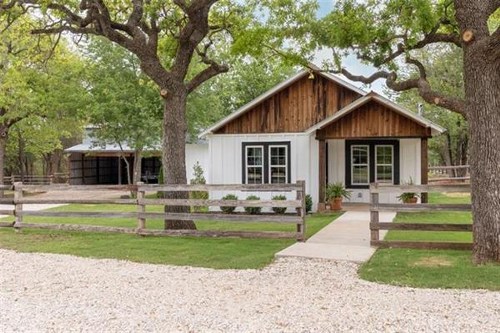 House in Lipan, Texas 10770822