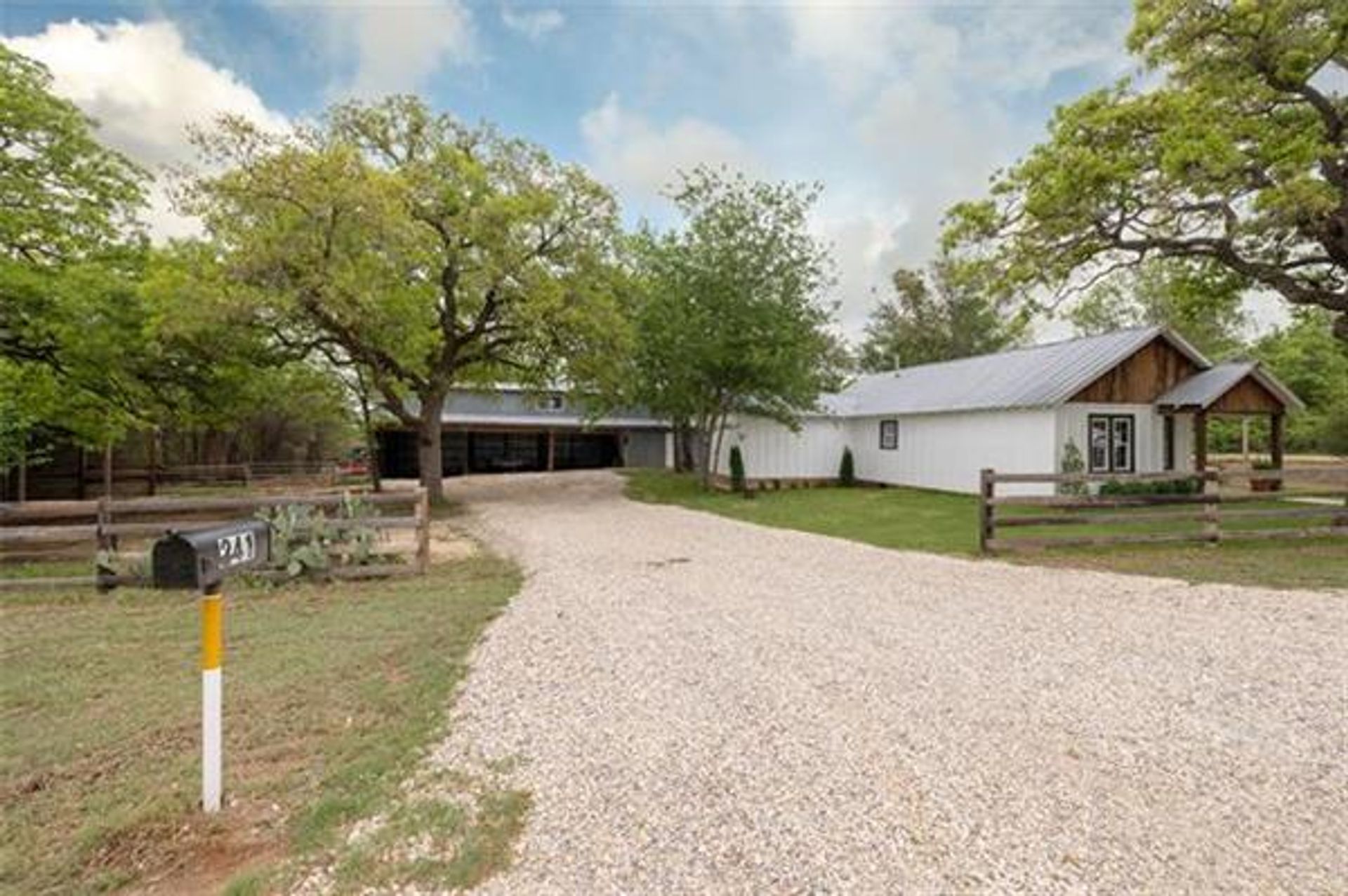 House in Lipan, Texas 10770822