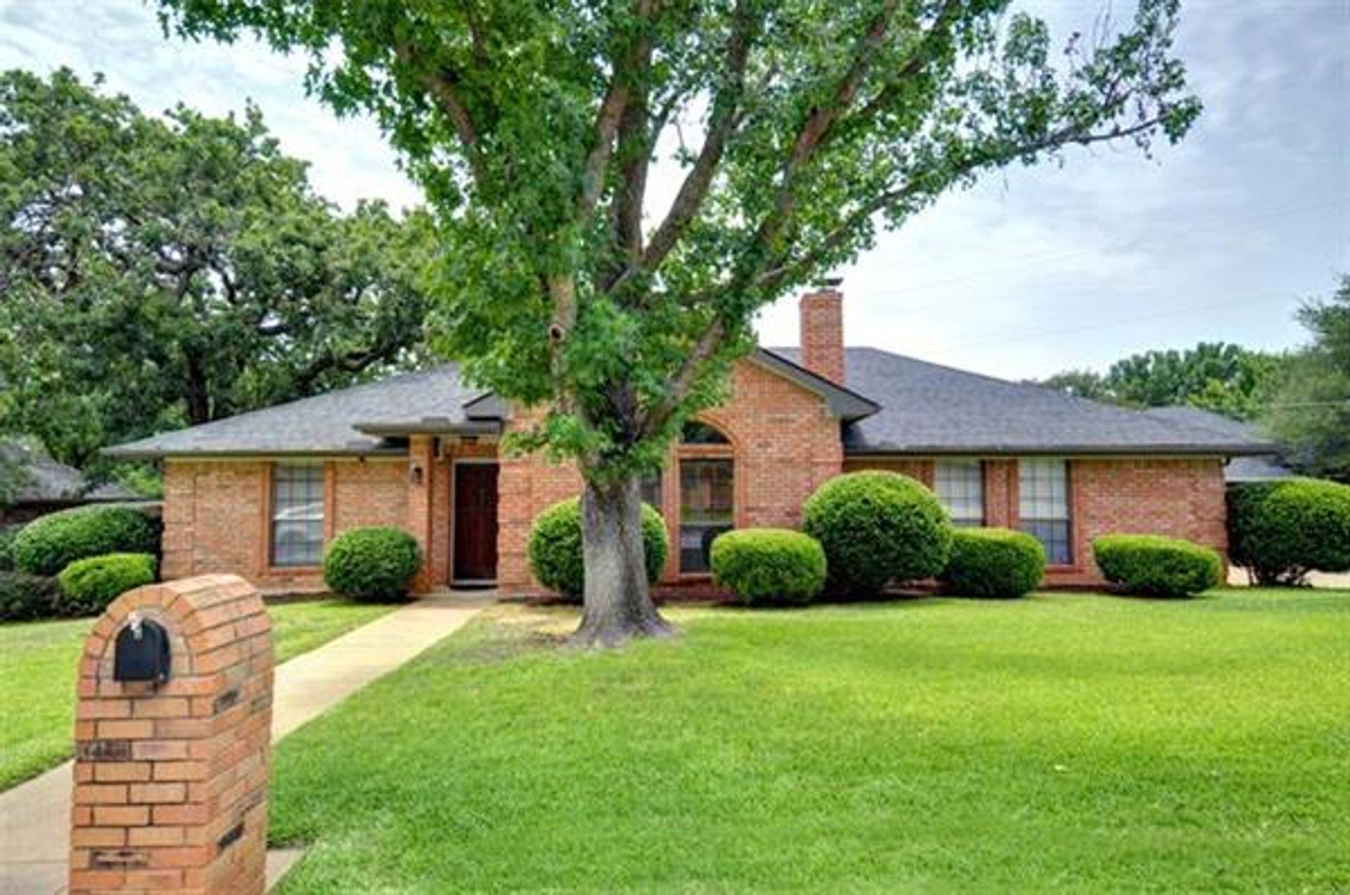 House in Dalworthington Gardens, Texas 10770877