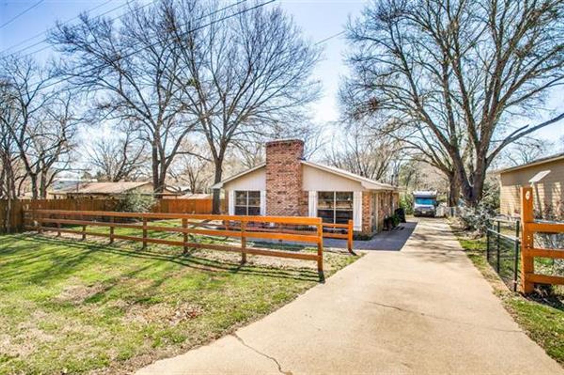 House in Enchanted Oaks, Texas 10771043