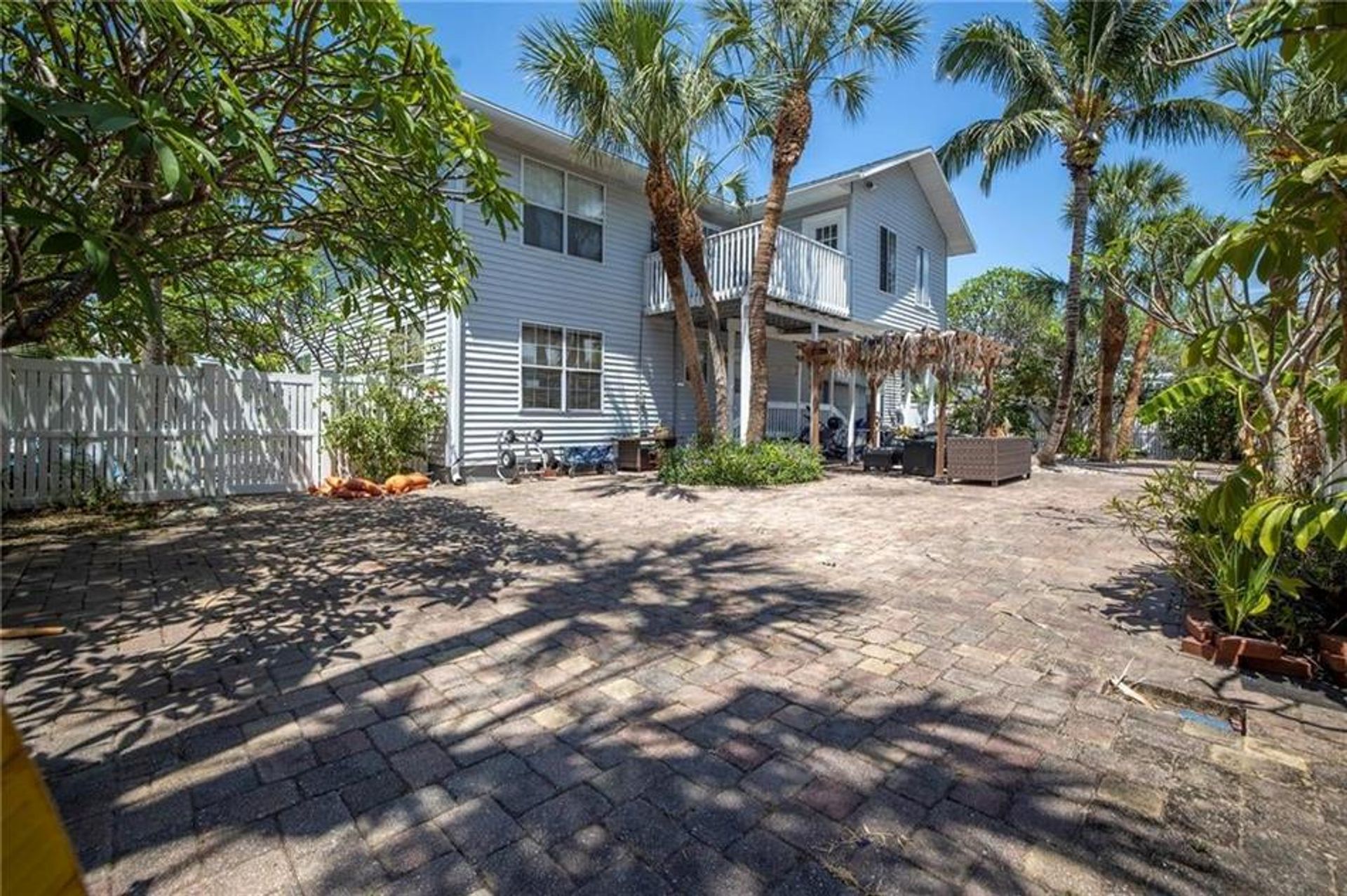 House in St. Pete Beach, Florida 10772390