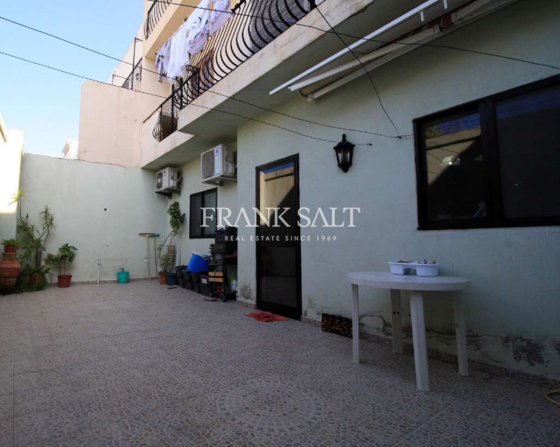 Condominium in Qormi,  10775425