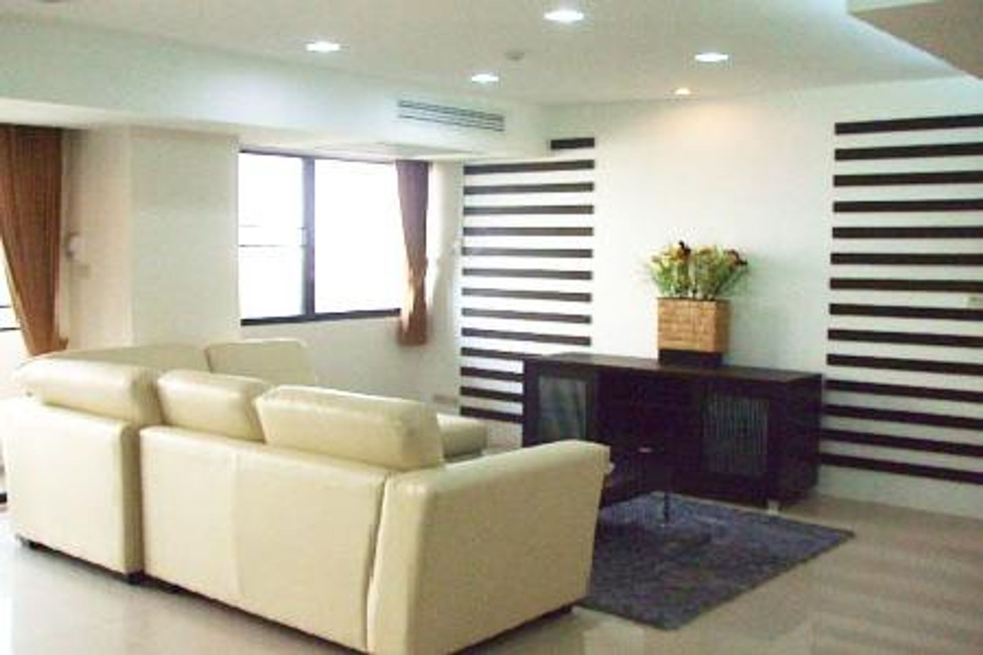 Condominium in Khlong Toei, Krung Thep Maha Nakhon 10778960