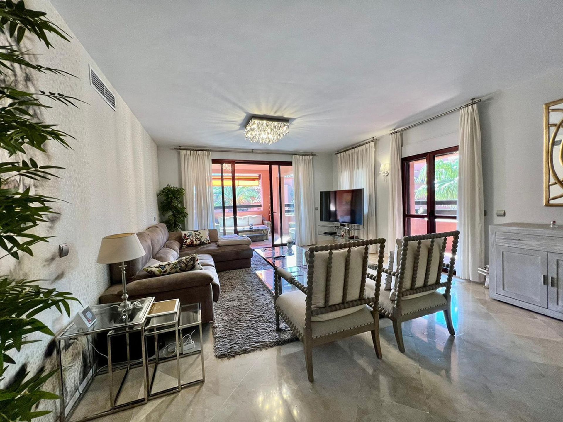 Condominium in Marbella, Andalucía 10780804