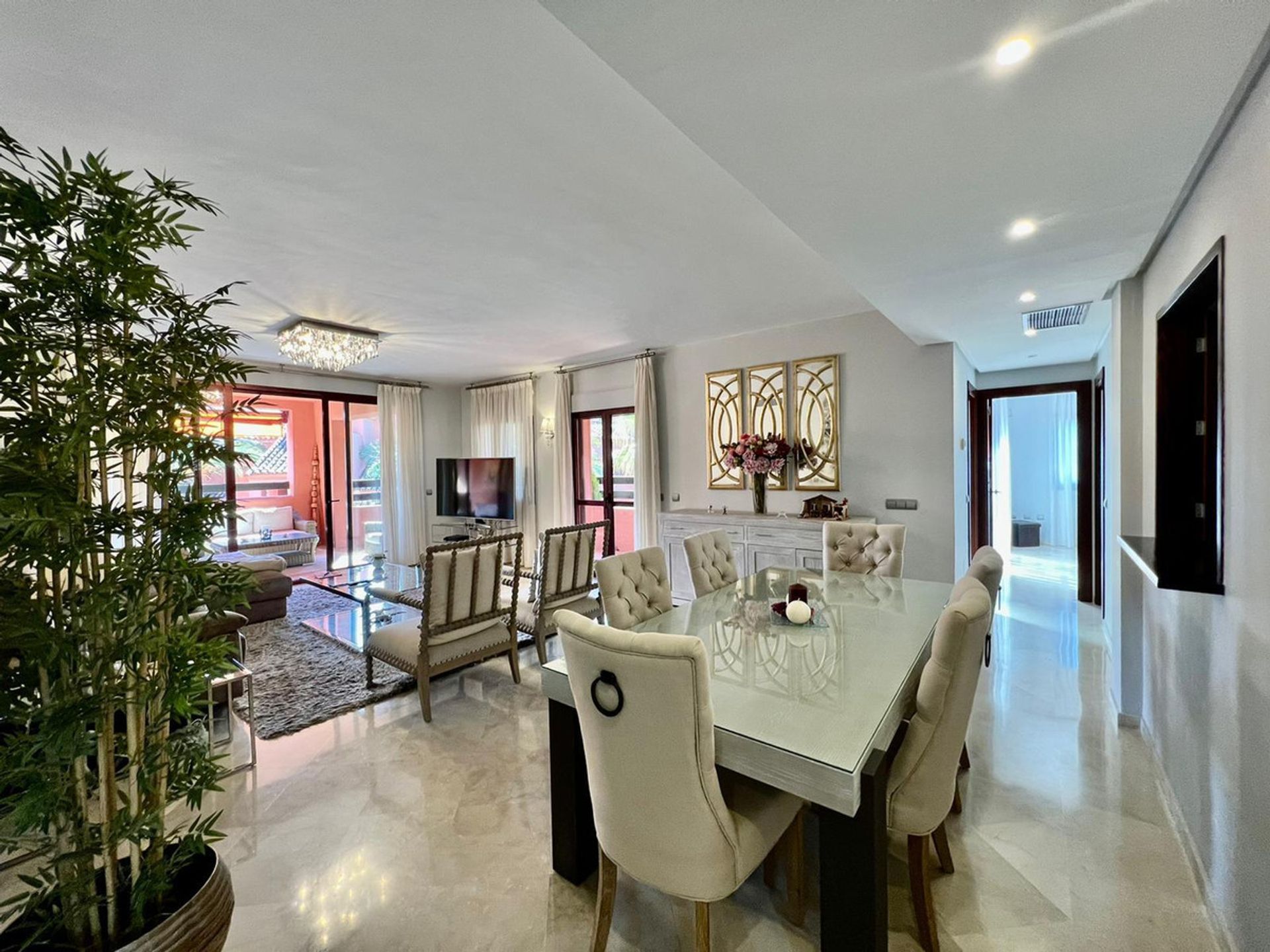 Condominium in Marbella, Andalucía 10780804