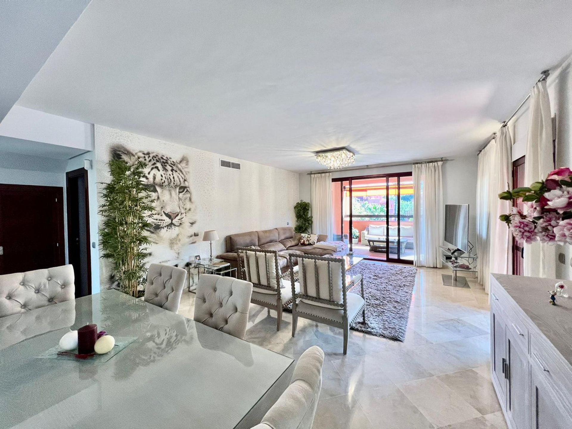 Condominium in Marbella, Andalucía 10780804