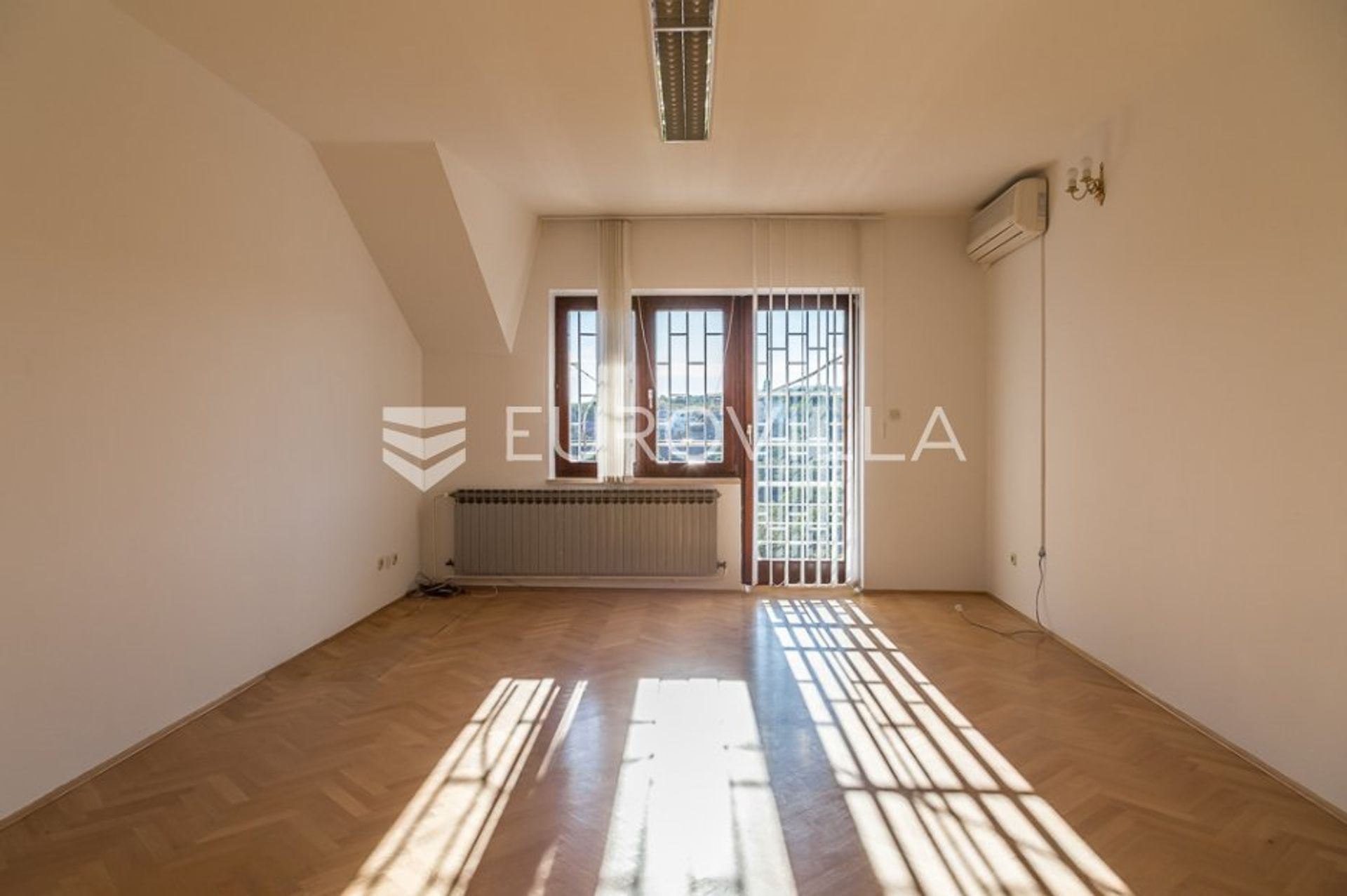 Rumah di Zagreb, Zagreb, Lulusan 10790296