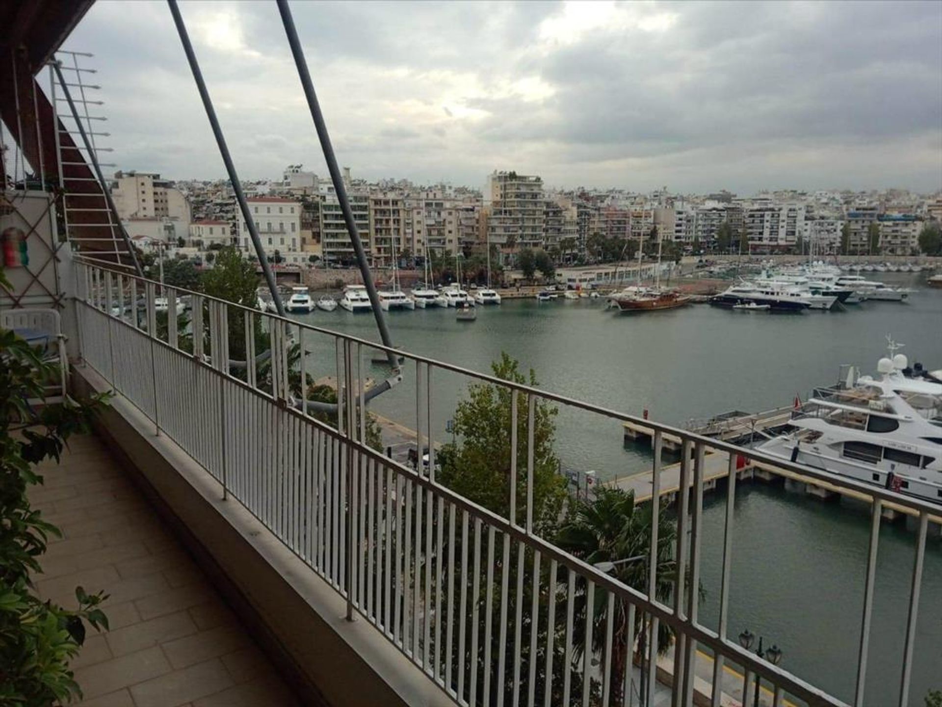 सम्मिलित में Piraeus, Attiki 10801169