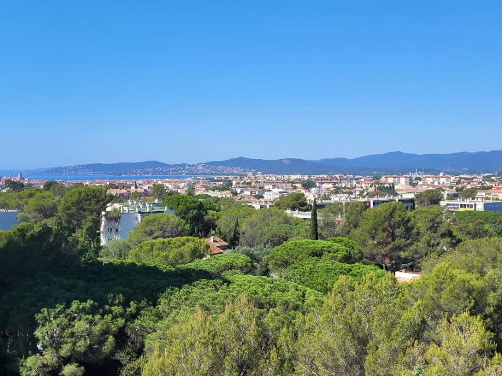 Eigentumswohnung im Cabries, Provence-Alpes-Côte d'Azur 10812286