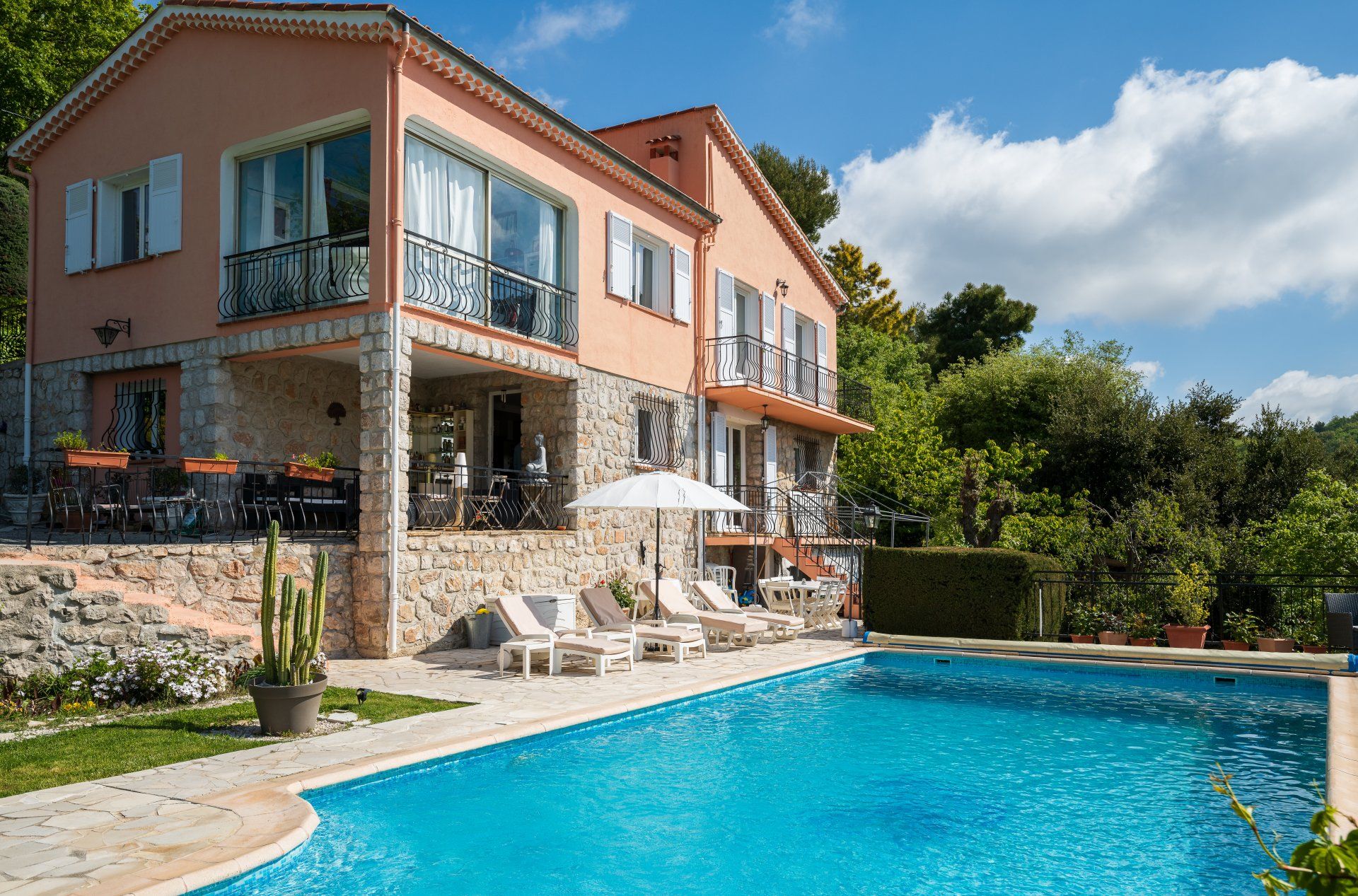 بيت في Tourrette-Levens, Provence-Alpes-Cote d'Azur 10814852