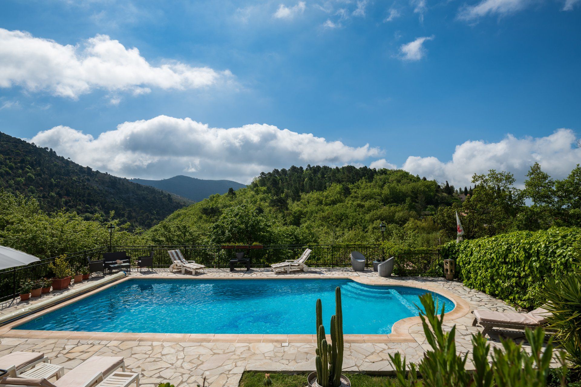 بيت في Tourrette-Levens, Provence-Alpes-Cote d'Azur 10814852