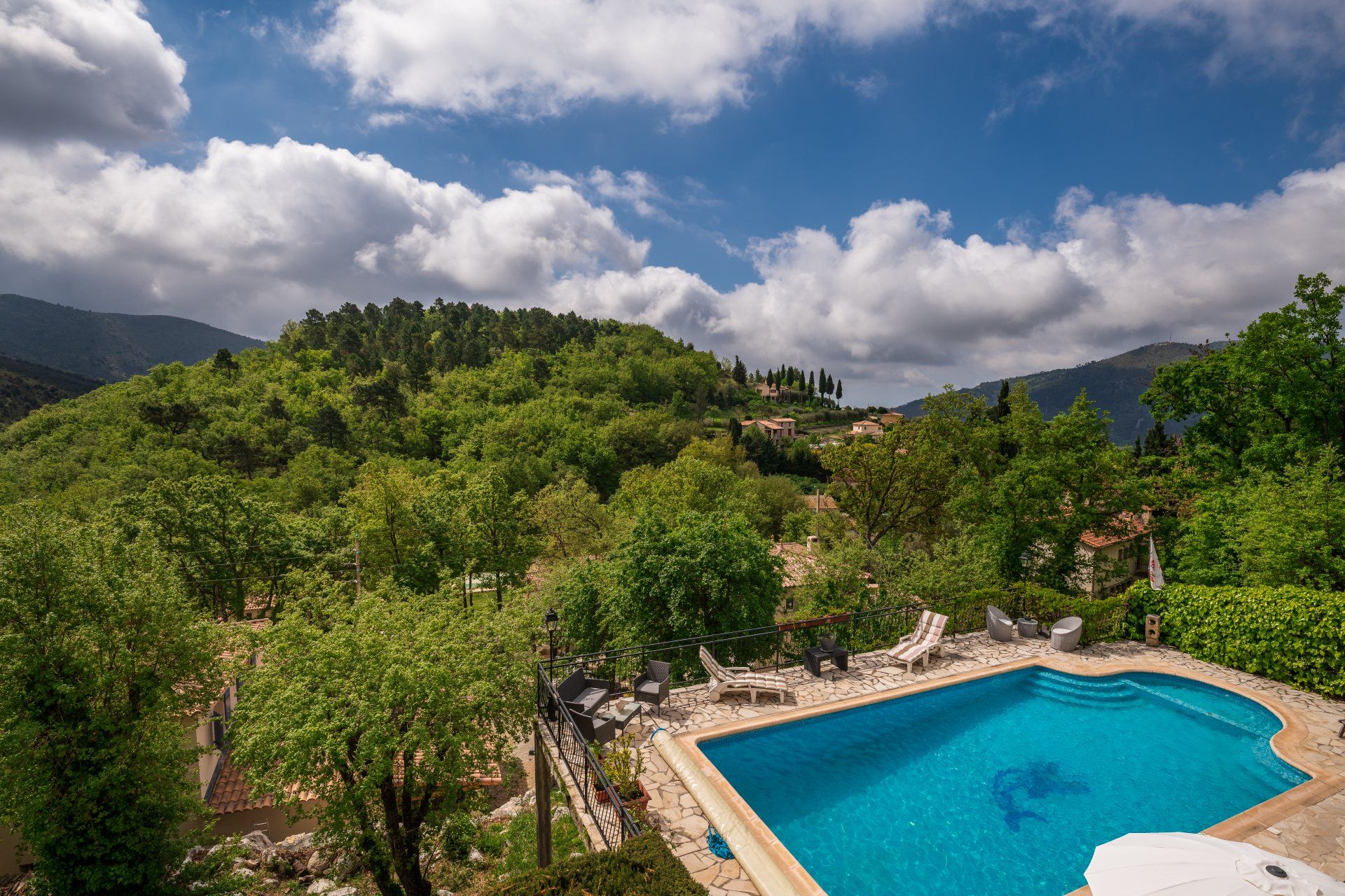 casa en Châteauneuf-Villevieille, Alpes-Maritimes 10814852