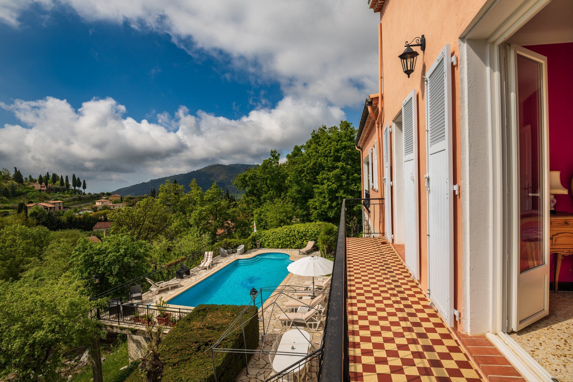 casa en Châteauneuf-Villevieille, Alpes-Maritimes 10814852