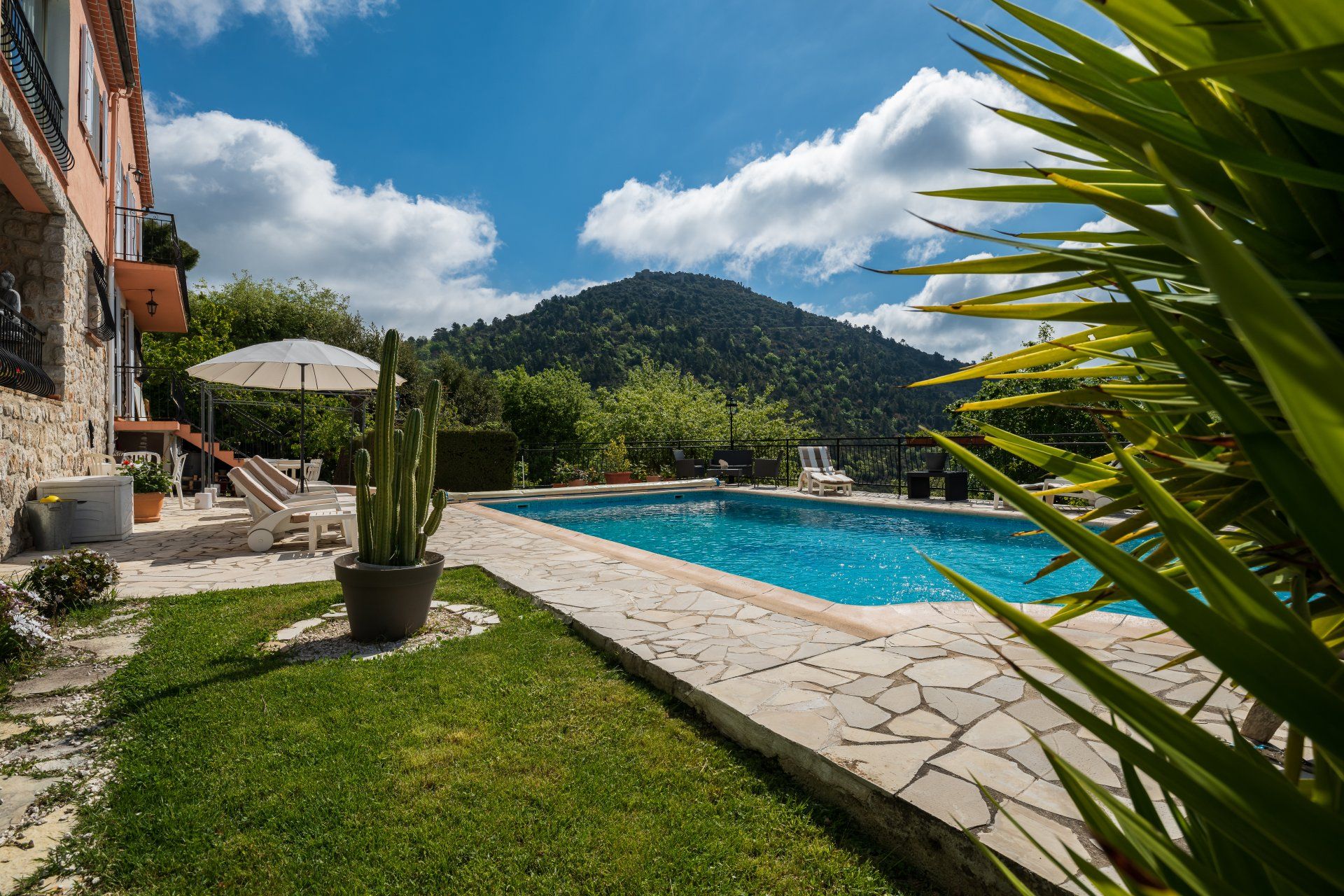 Haus im Châteauneuf-Villevieille, Alpes-Maritimes 10814852