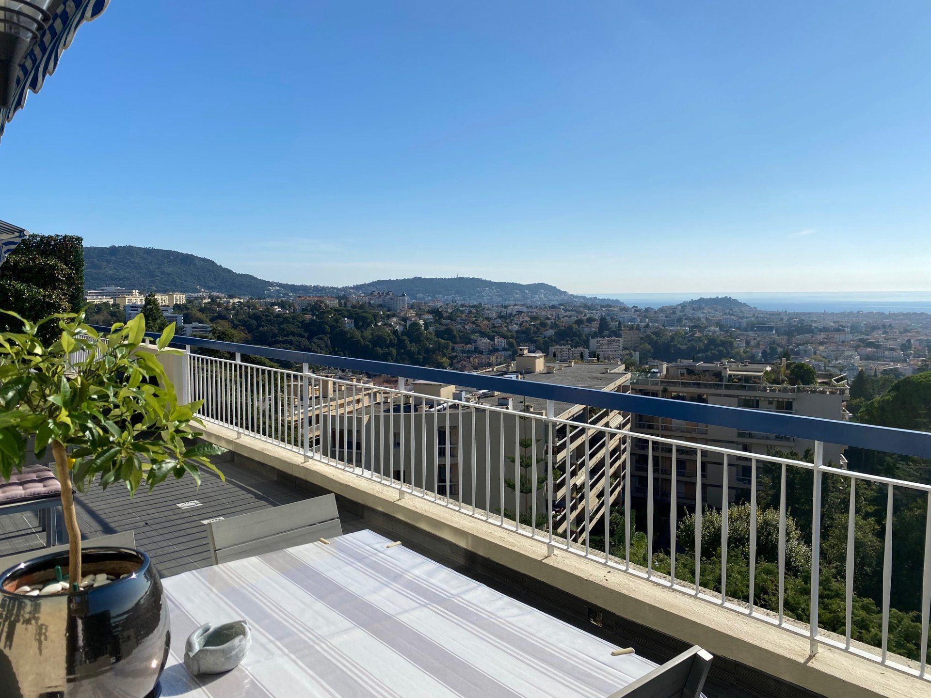 Condominio en Le Ray, Provence-Alpes-Cote d'Azur 10817041