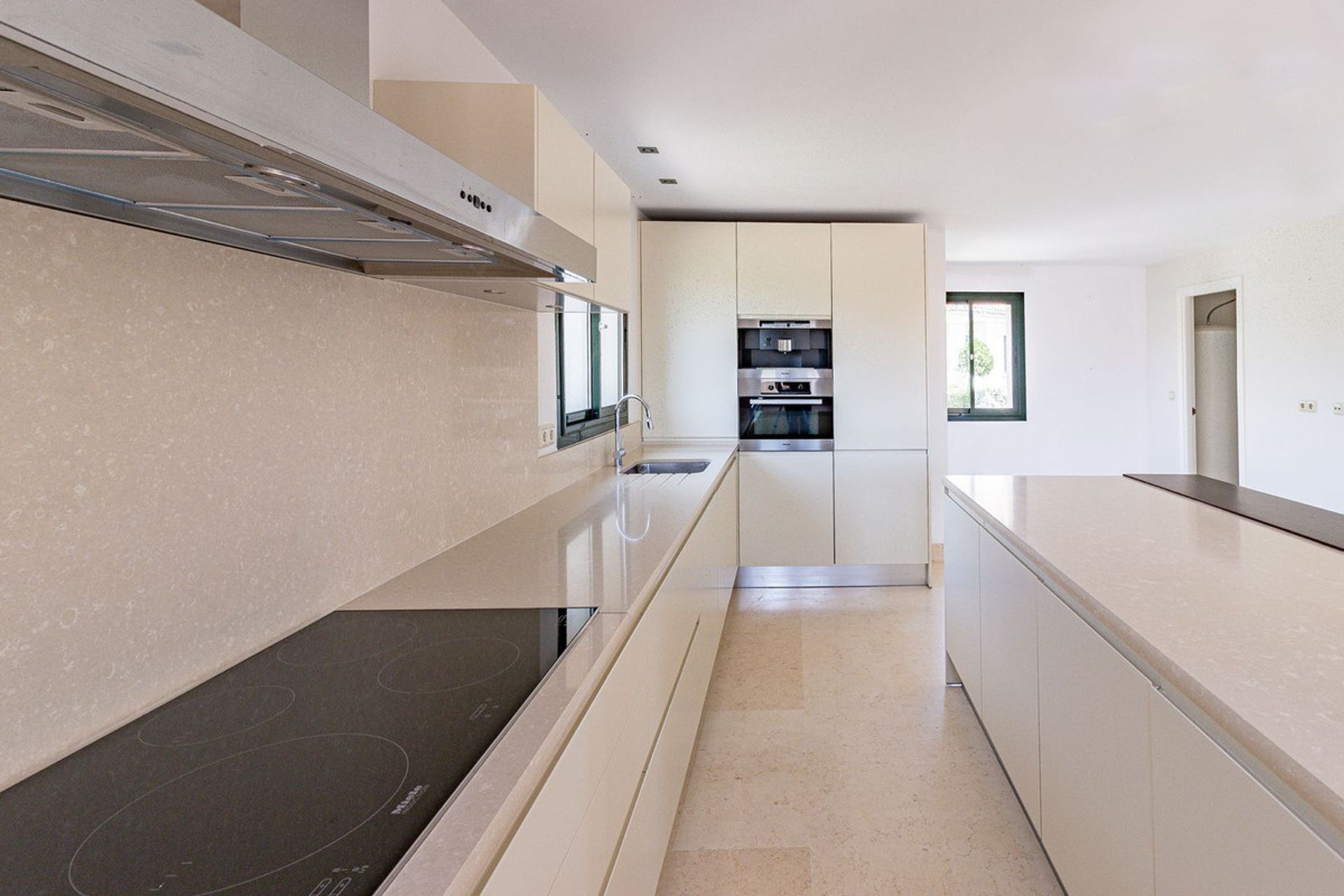 Condominium in Benahavis, Andalusia 10822351