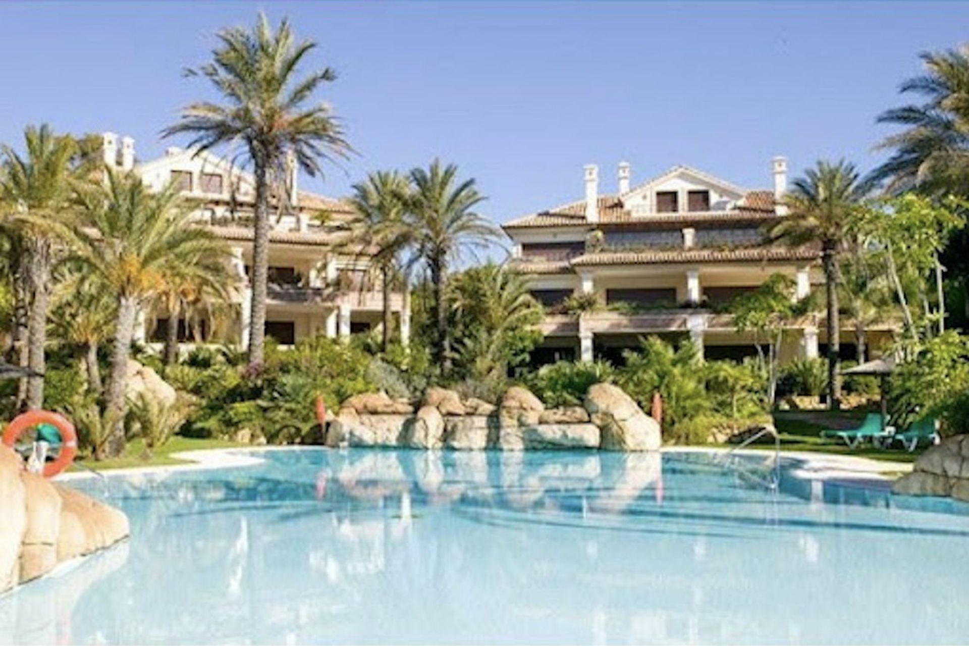 Condominium in Marbella, Andalucía 10823354