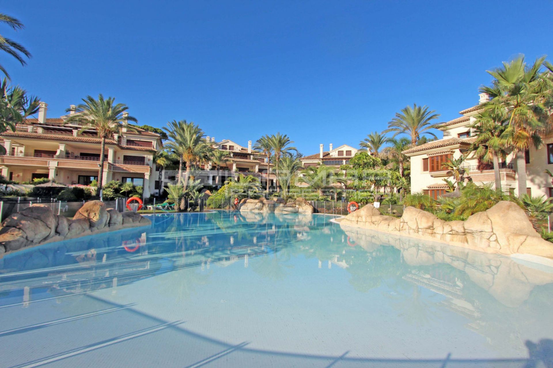 Condominium in Marbella, Andalucía 10823354