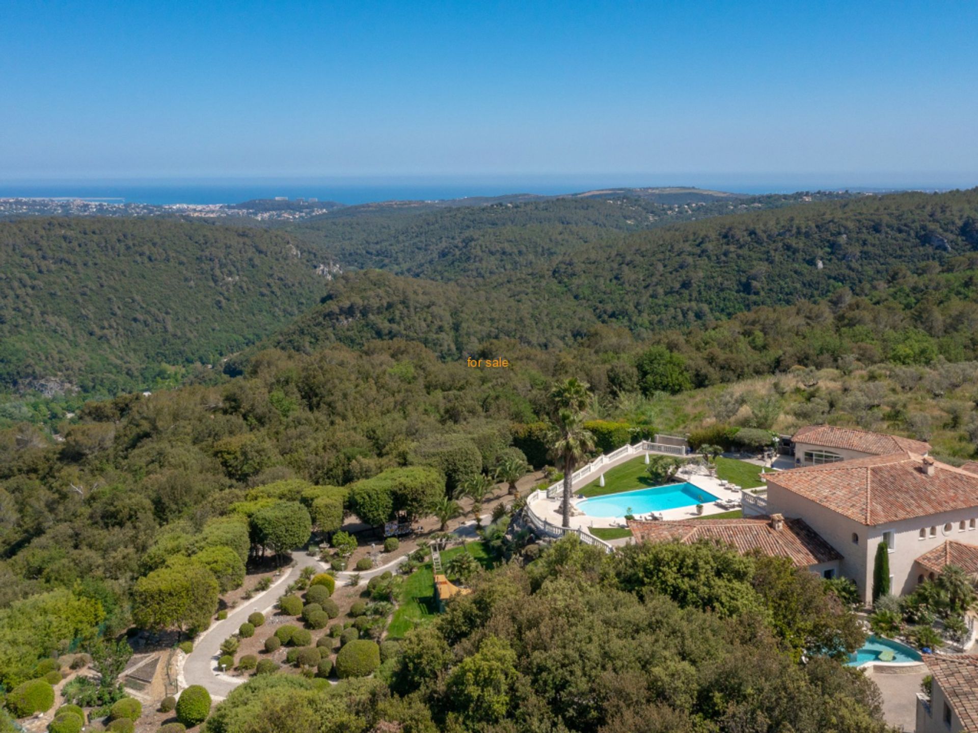 मकान में Le Chateau, Provence-Alpes-Cote d'Azur 10827471