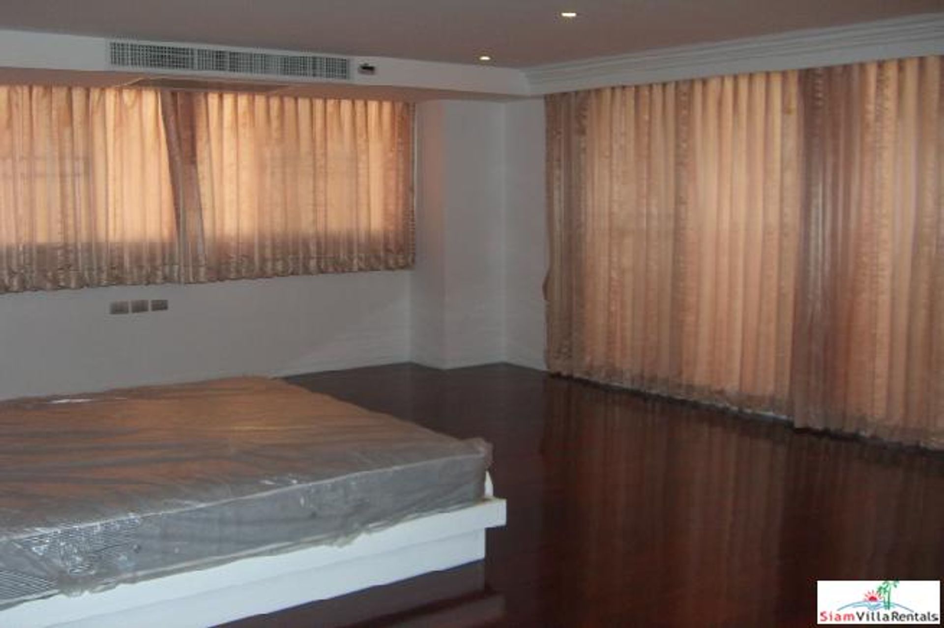 Condominium in Ban Na Song, Krung Thep Maha Nakhon 10828058