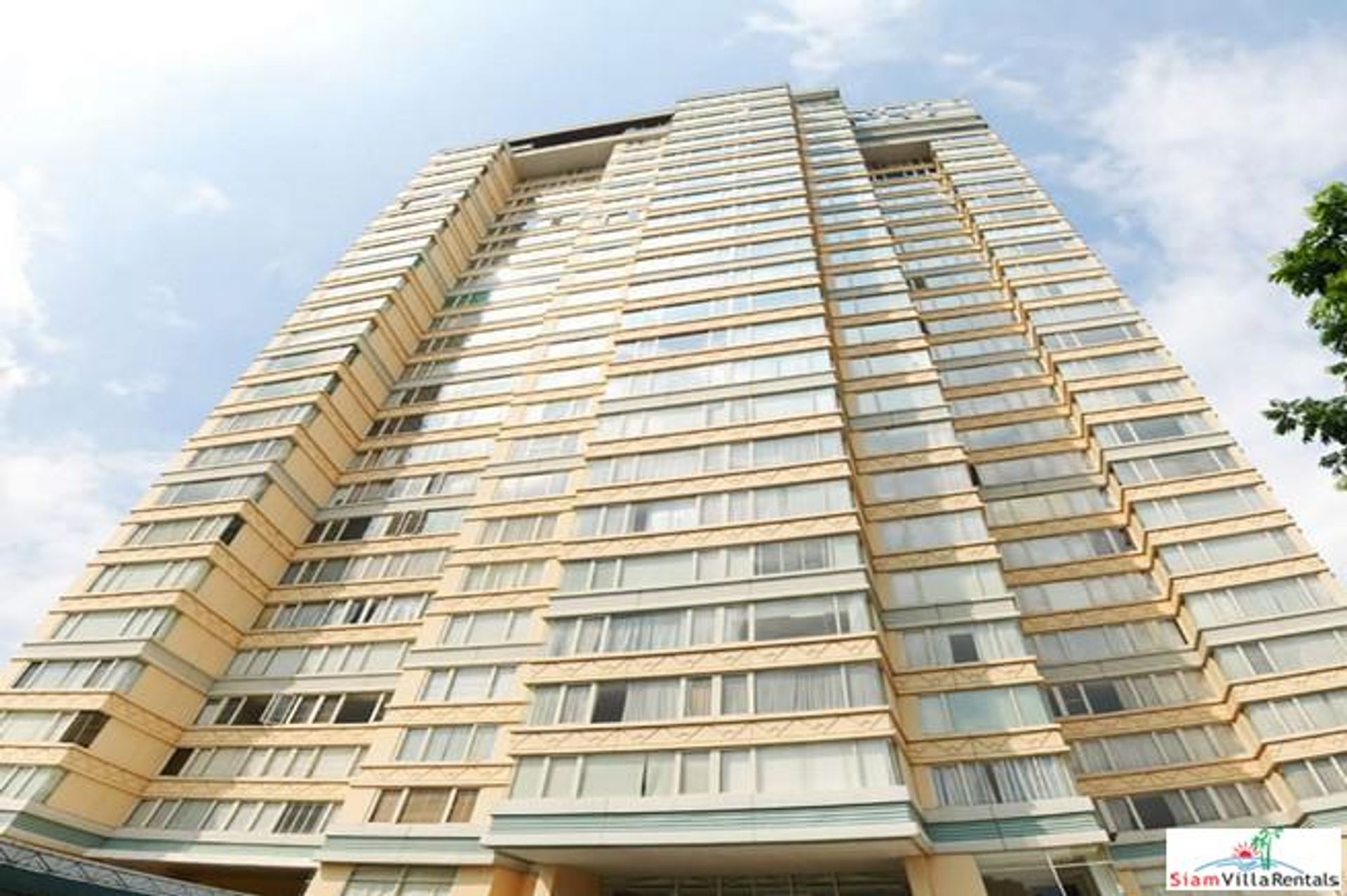 Condominium in Watthana, Krung Thep Maha Nakhon 10828216