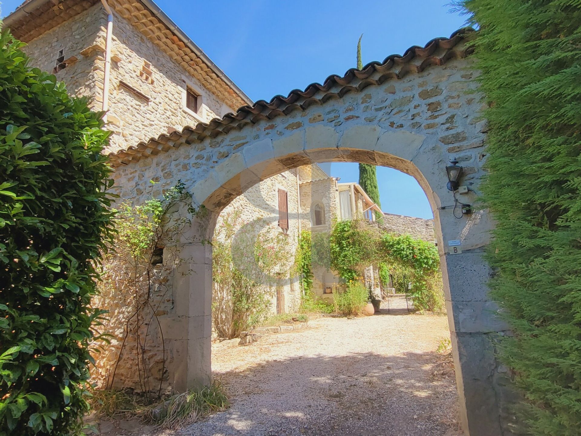 casa no La Bégude-de-Mazenc, Auvérnia-Ródano-Alpes 10828754