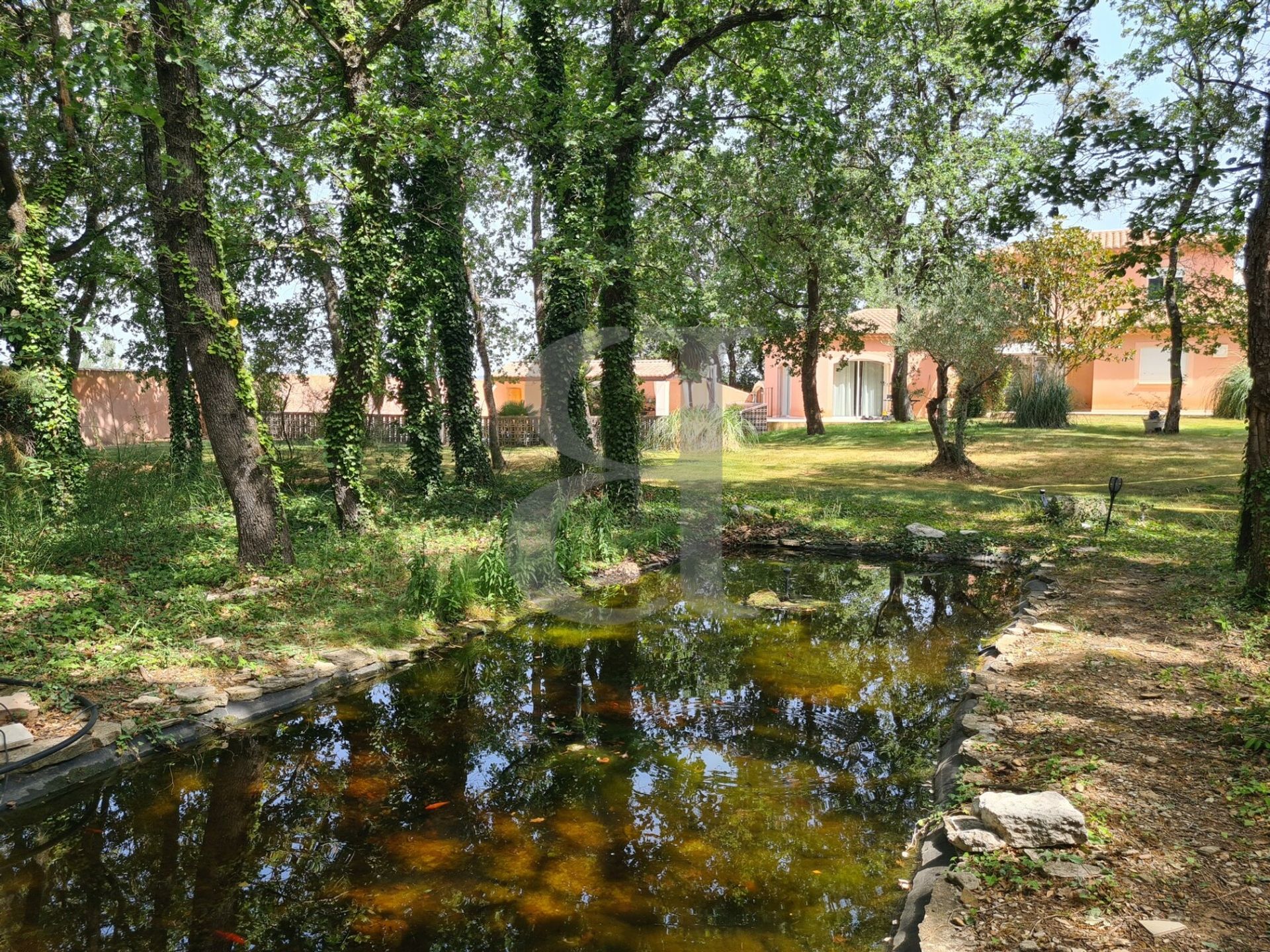 House in Sainte-Cécile-les-Vignes, Provence-Alpes-Côte d'Azur 10828825