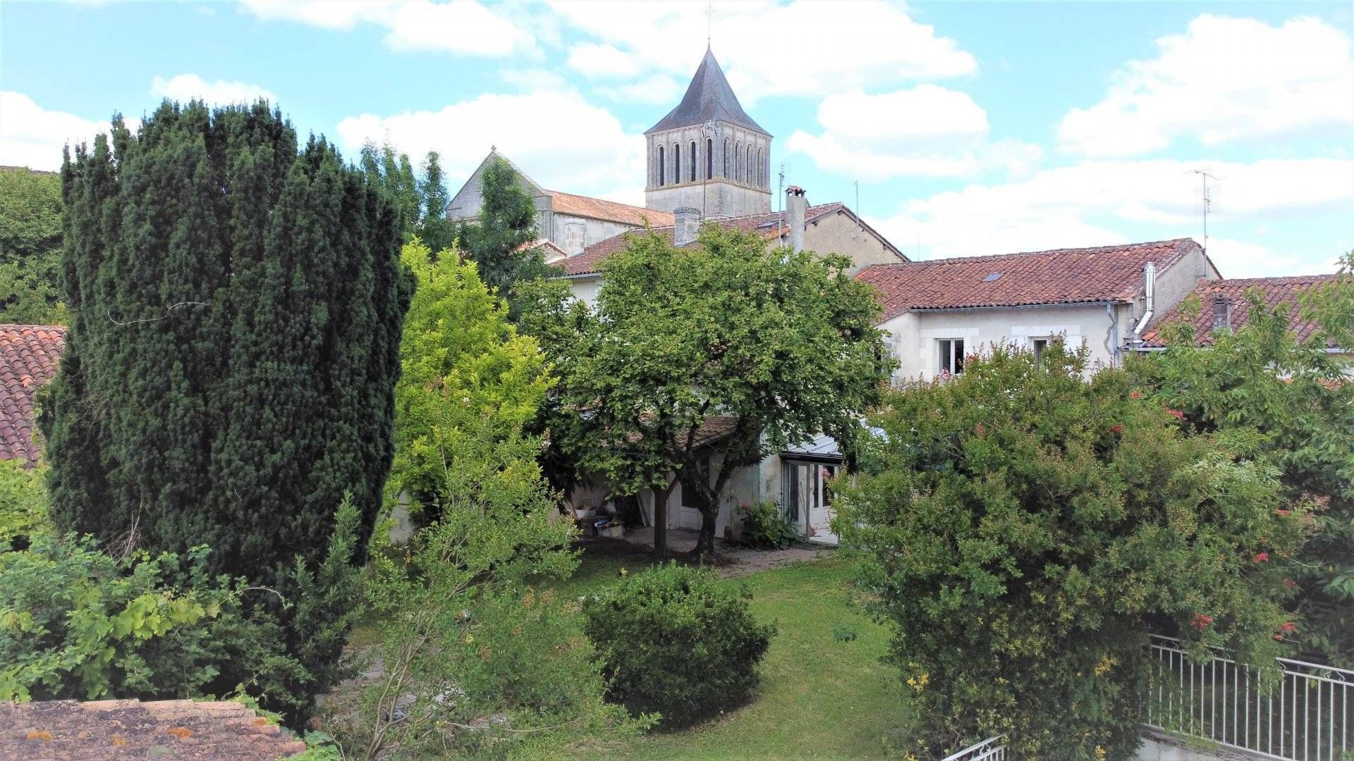 Dom w Montmoreau, Nouvelle-Aquitaine 10828999