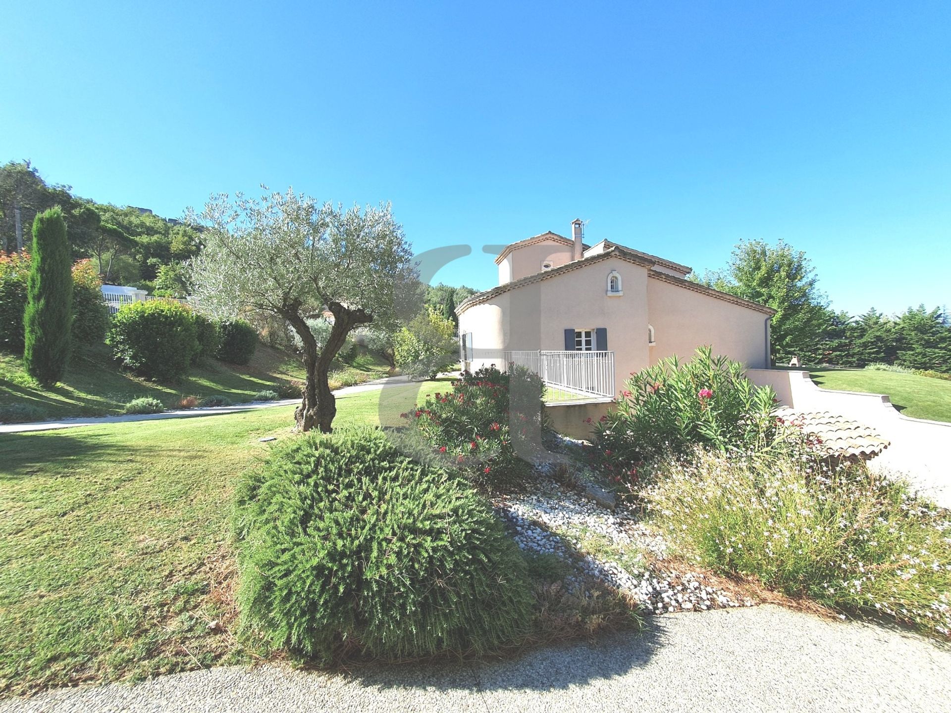 Talo sisään Alleins, Provence-Alpes-Cote d'Azur 10829369