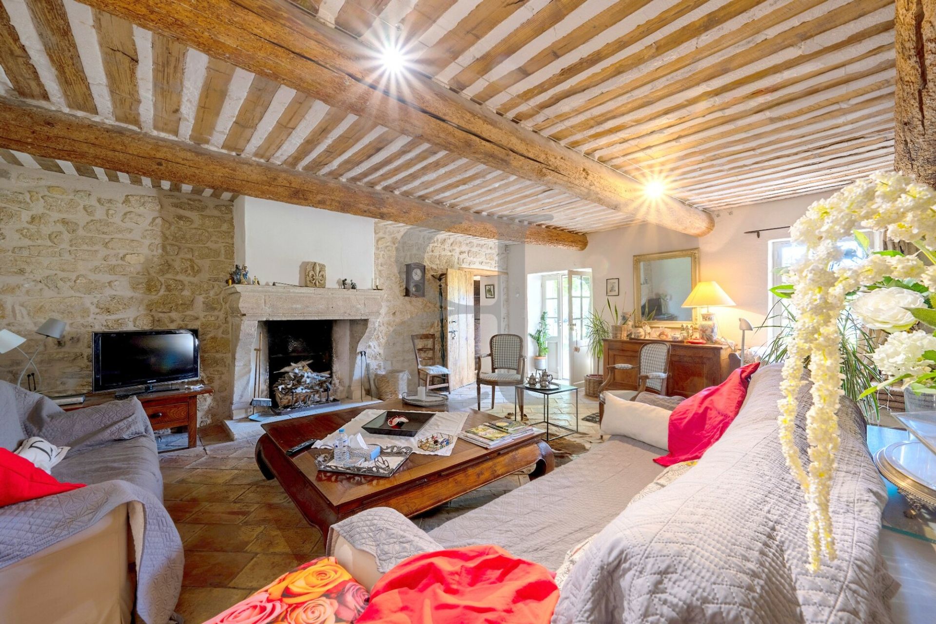 Talo sisään L'Isle-sur-la-Sorgue, Provence-Alpes-Côte d'Azur 10829387