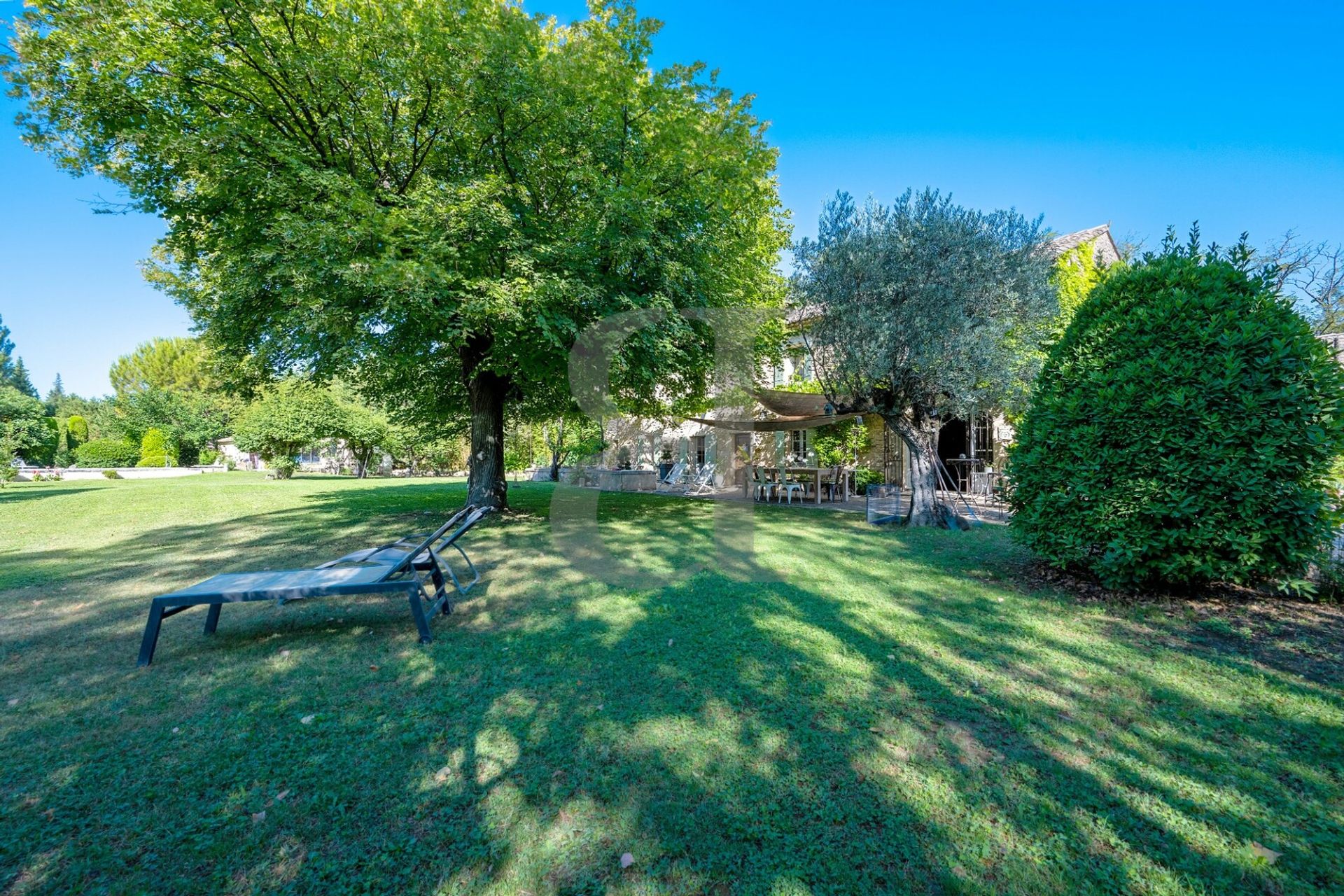 Talo sisään L'Isle-sur-la-Sorgue, Provence-Alpes-Côte d'Azur 10829387