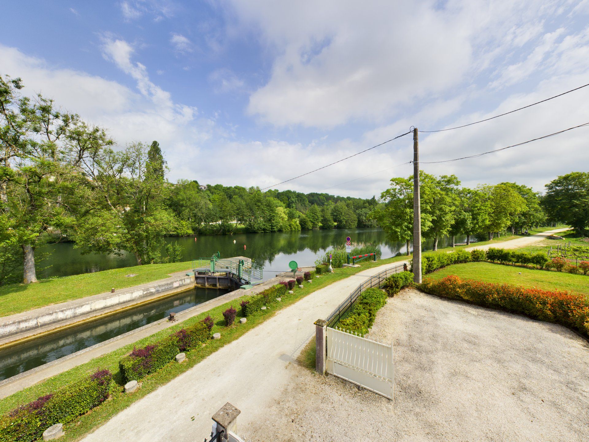 Autre dans Châteauneuf-sur-Charente, Nouvelle-Aquitaine 10829568