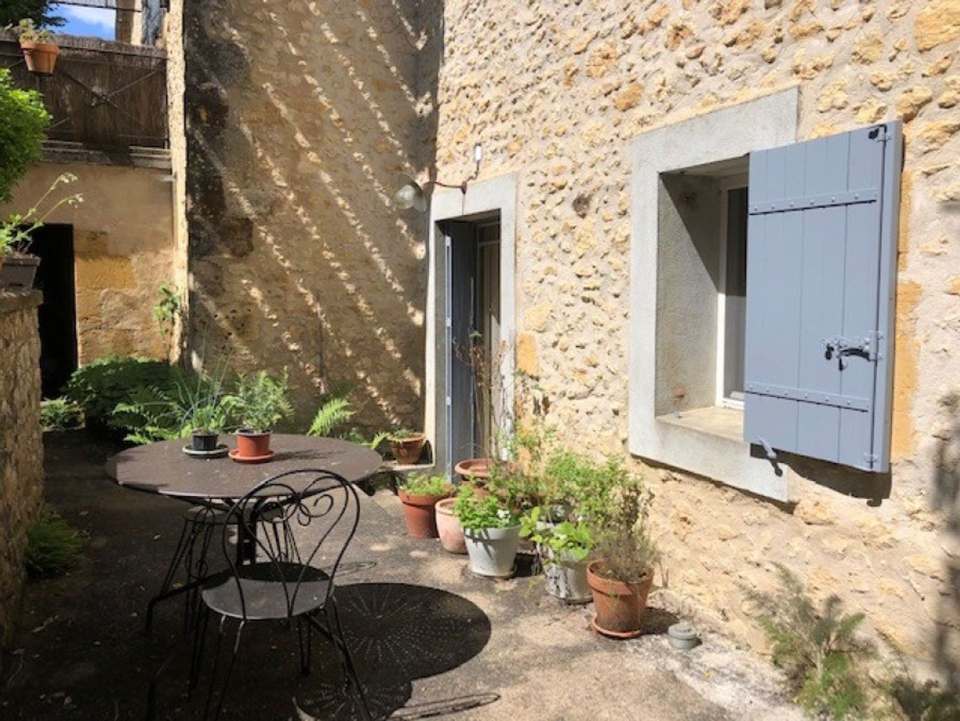 Huis in Sainte-Foy-de-Longas, Nouvelle-Aquitaine 10829745