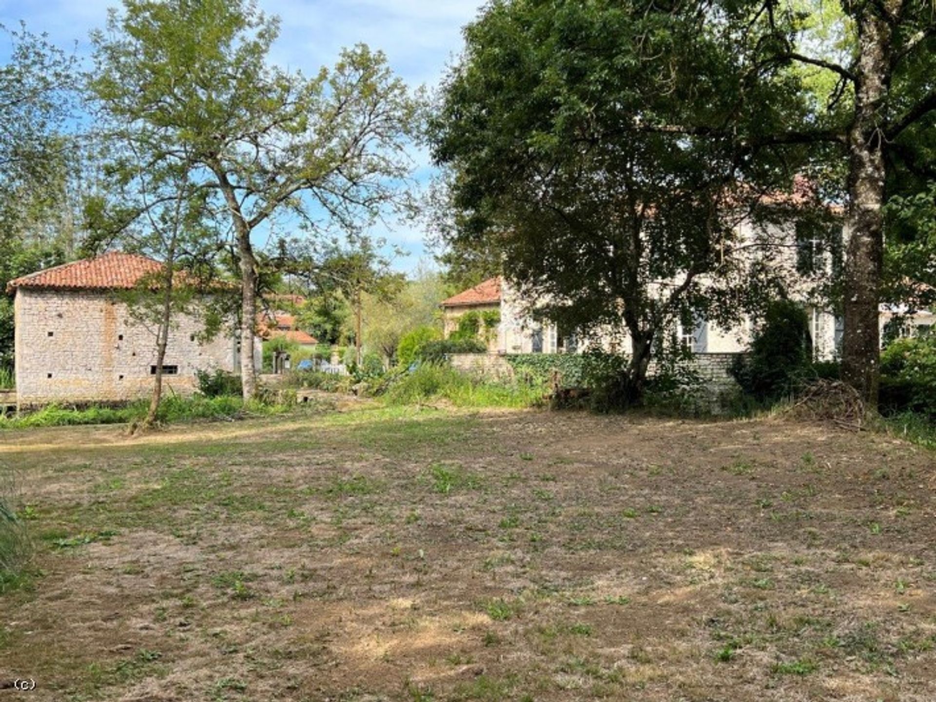 Andere in Nanteuil-en-Vallée, Nouvelle-Aquitaine 10829899