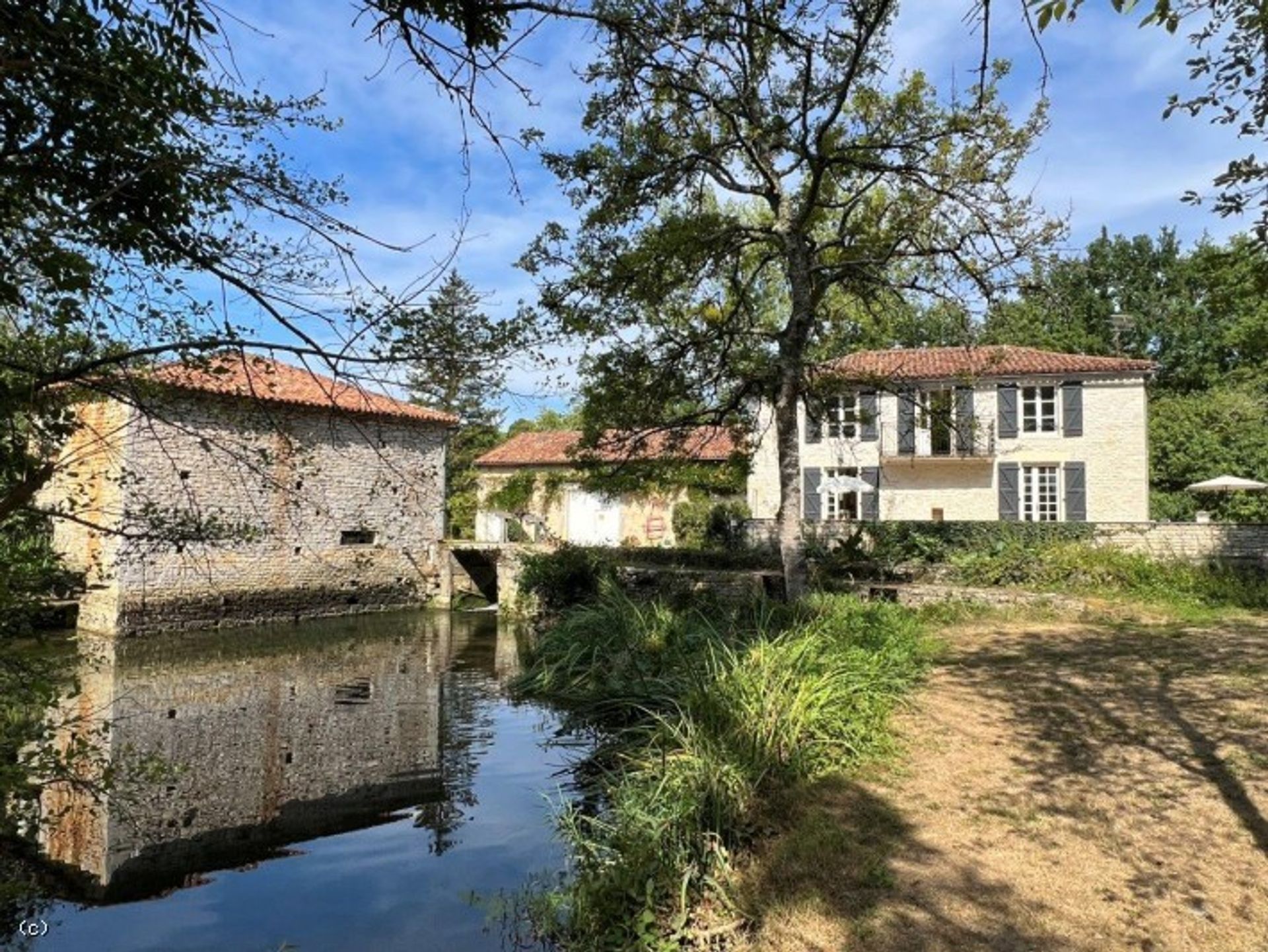 Andere in Nanteuil-en-Vallée, Nouvelle-Aquitaine 10829899