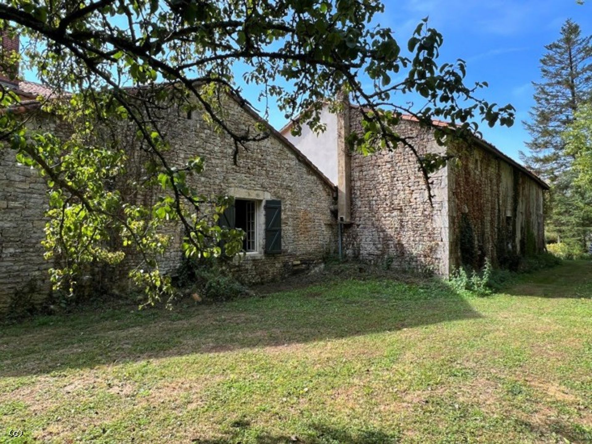 Andere in Nanteuil-en-Vallée, Nouvelle-Aquitaine 10829899