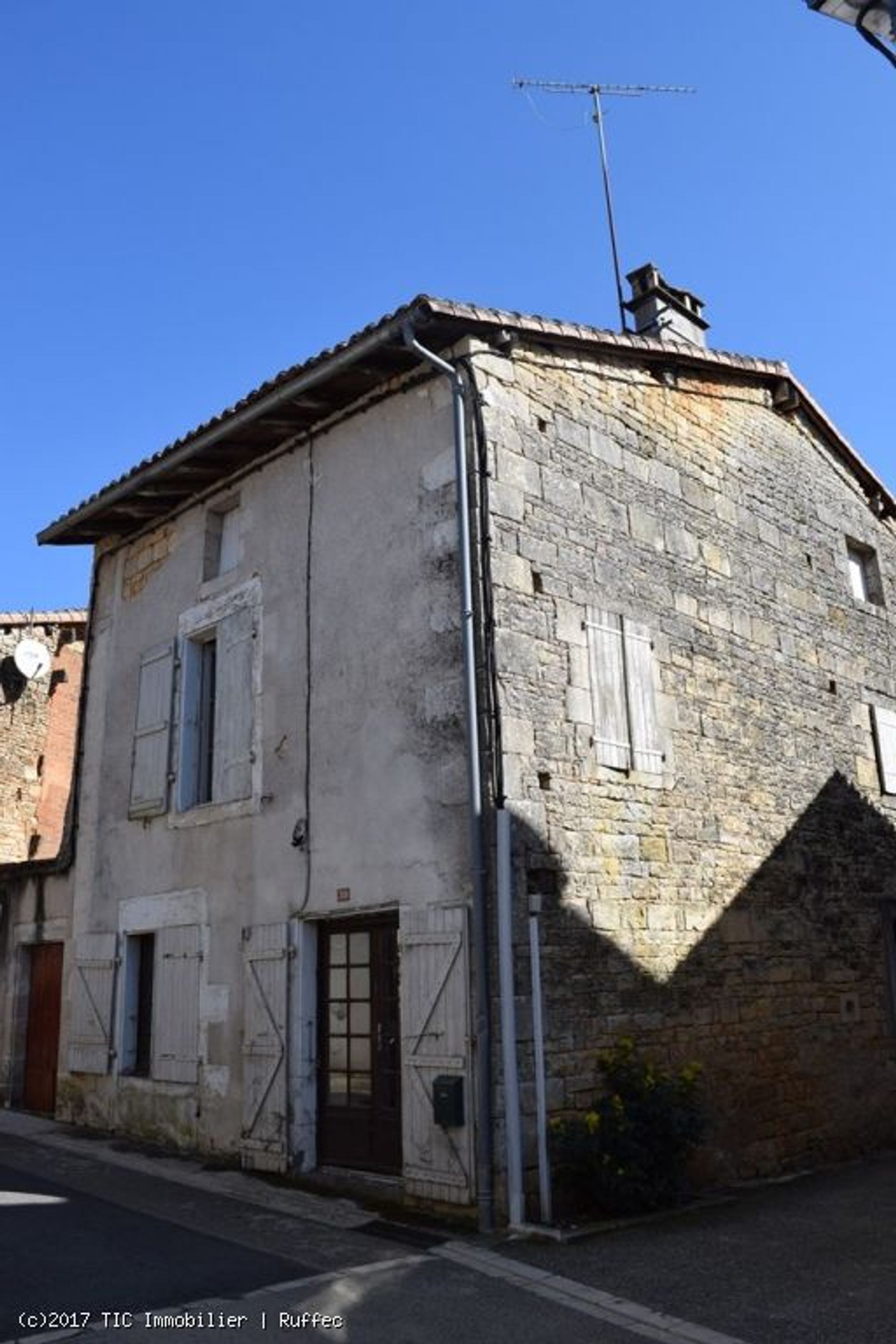 casa no Ruffec, Nouvelle-Aquitaine 10830008