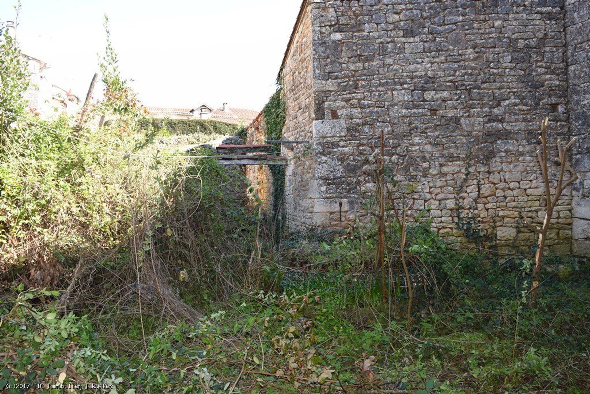 casa no Ruffec, Nouvelle-Aquitaine 10830008