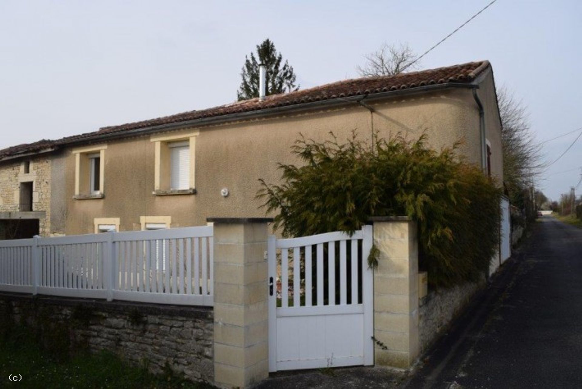 Haus im Ruffec, Nouvelle-Aquitaine 10830010