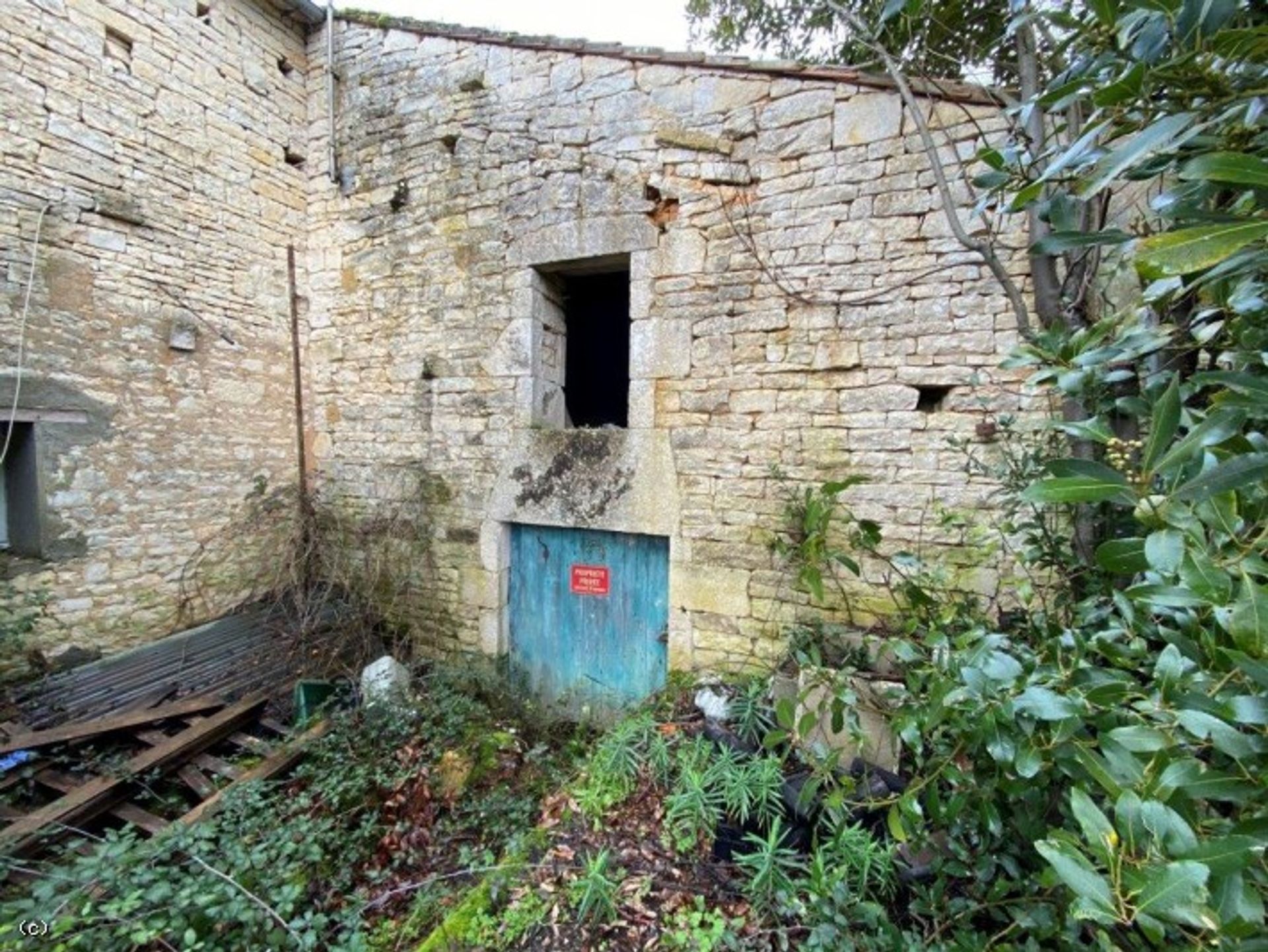 Casa nel Ruffec, Nouvelle-Aquitaine 10830010