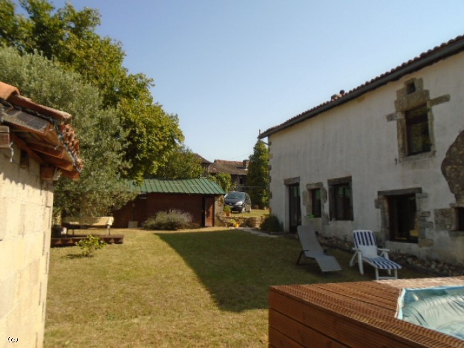 Hus i Nanteuil-en-Vallee, Nouvelle-Aquitaine 10830859