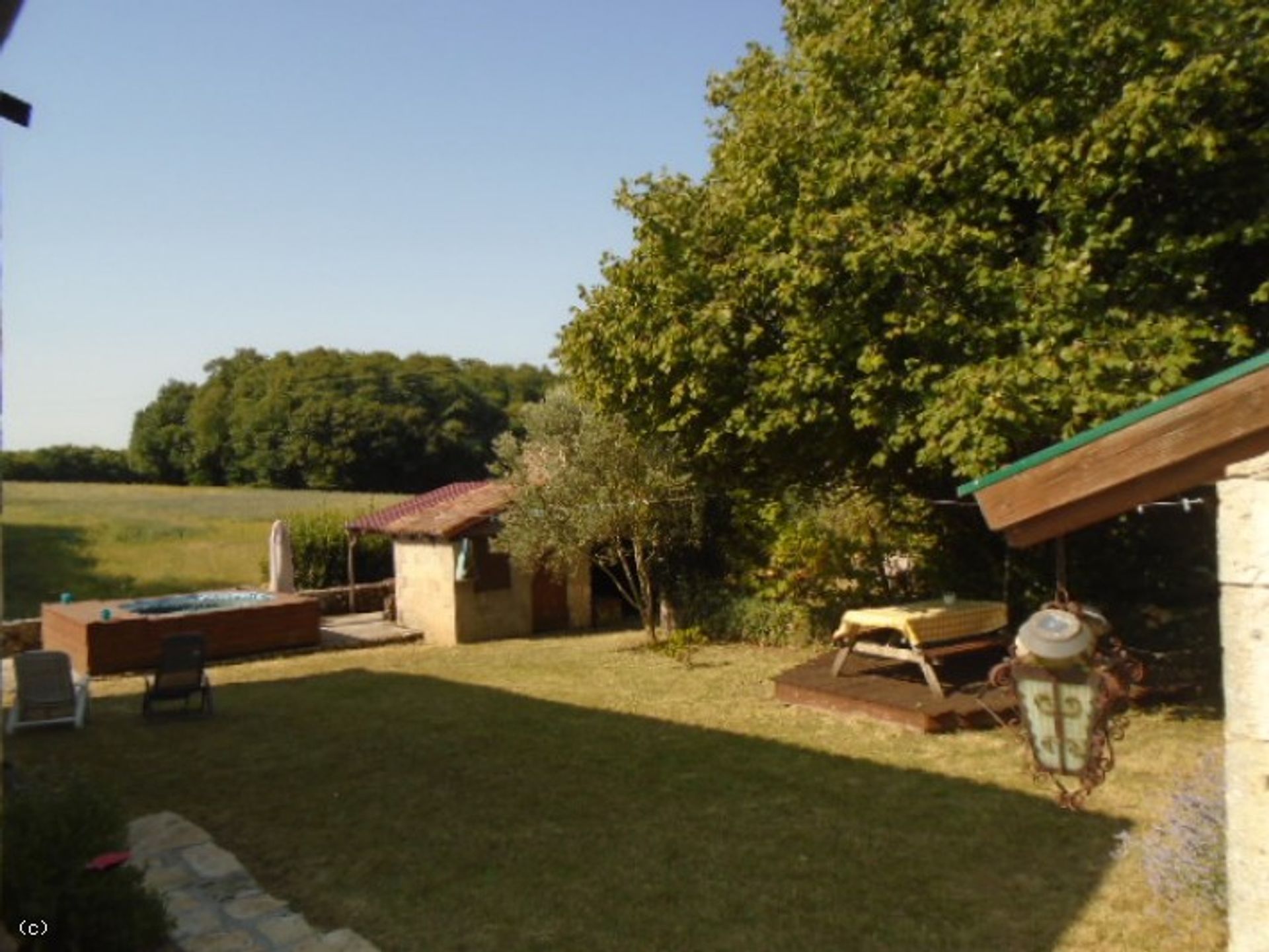 Hus i Nanteuil-en-Vallee, Nouvelle-Aquitaine 10830859